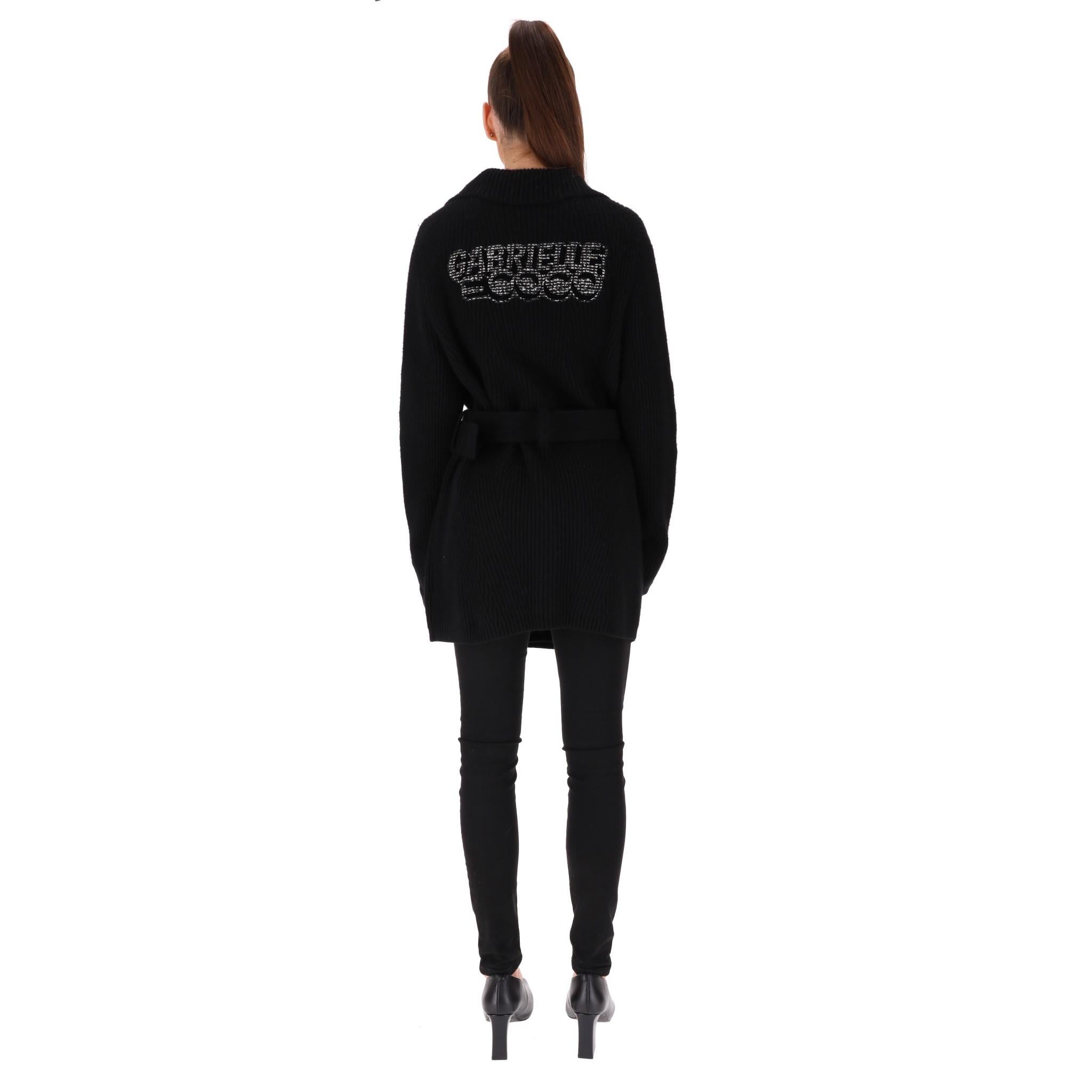 Chanel - Manteau cardio 'Gabrielle Coco' en cachemire avec ceinture

Cardigan noir en maille côtelée entièrement réalisé en cachemire et portant l'emblème de la marque. 

la mention 