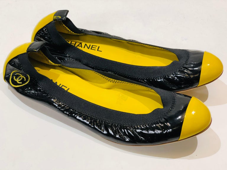 - Chanel bi toned black and yellow patent leather flats. 

- Size 39. 