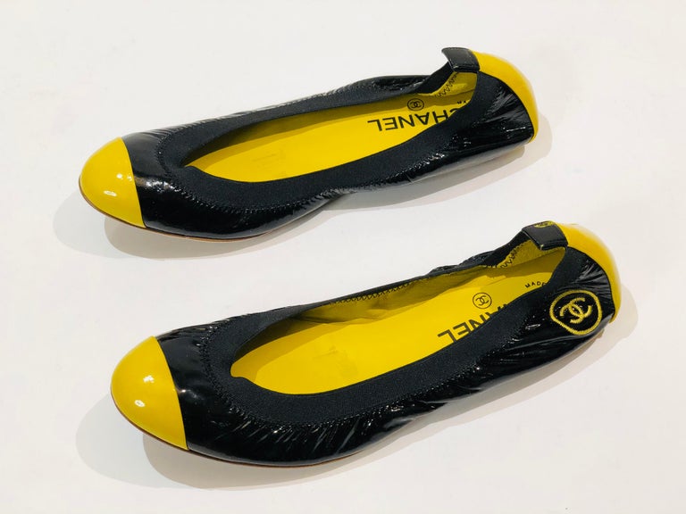 Women's Chanel Bi Toned Black and Yellow Patent Leather Flats 

 For Sale
