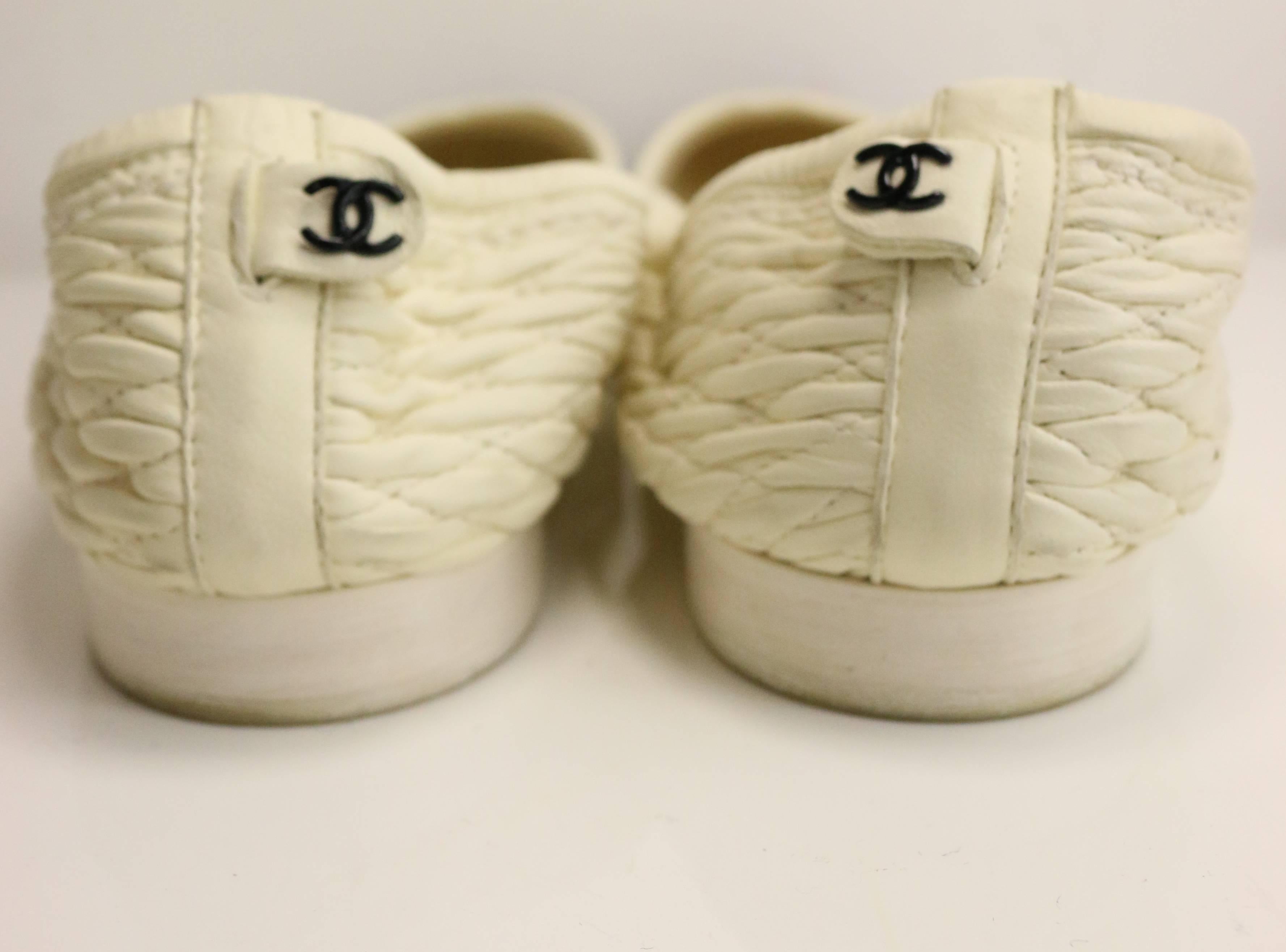 Chanel Bi Tones Quilted White Leather /Black Patent Leather Flats In Good Condition For Sale In Sheung Wan, HK