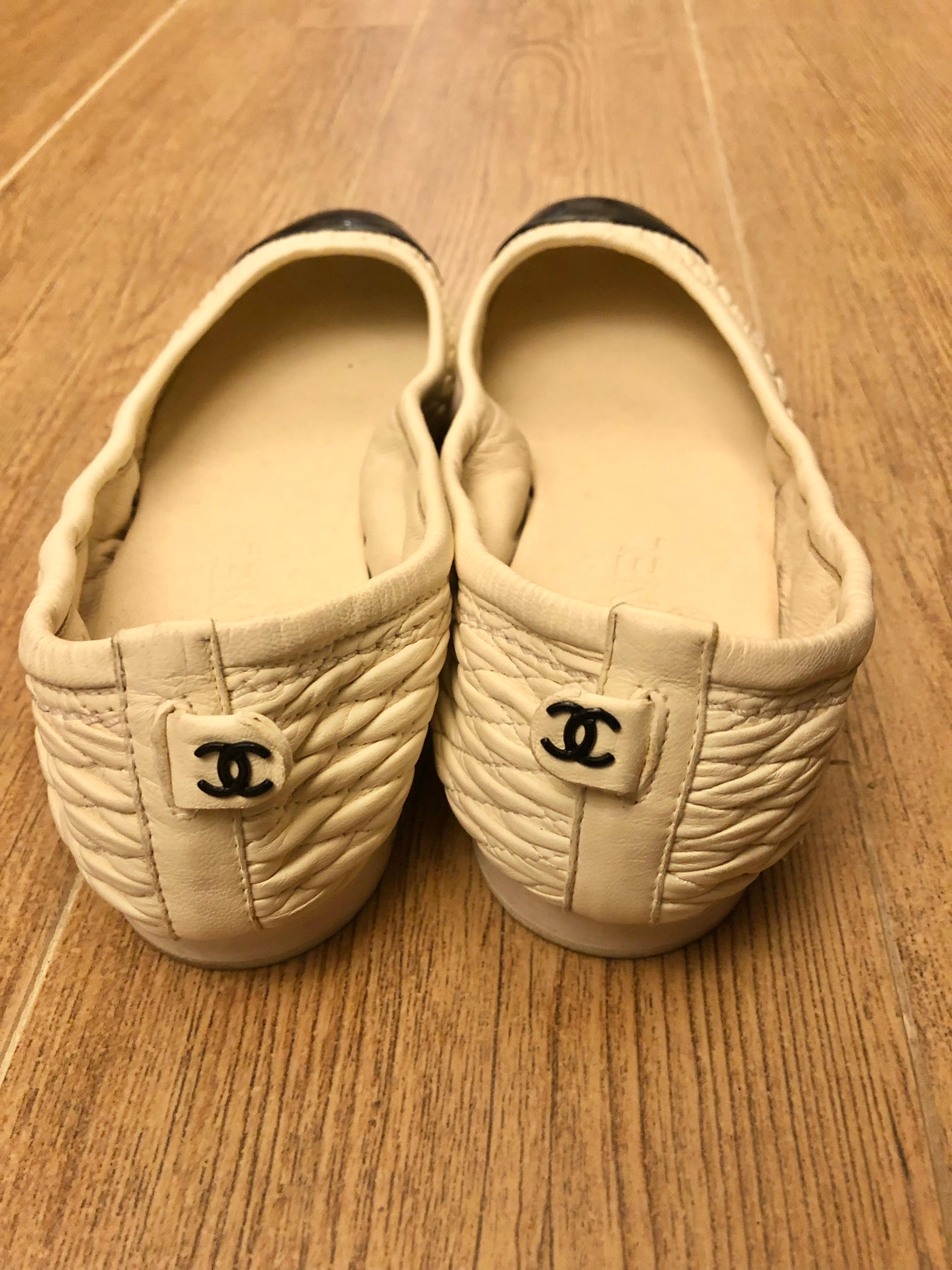 Women's Chanel Bi Tones Quilted White Leather /Black Patent Leather Flats For Sale