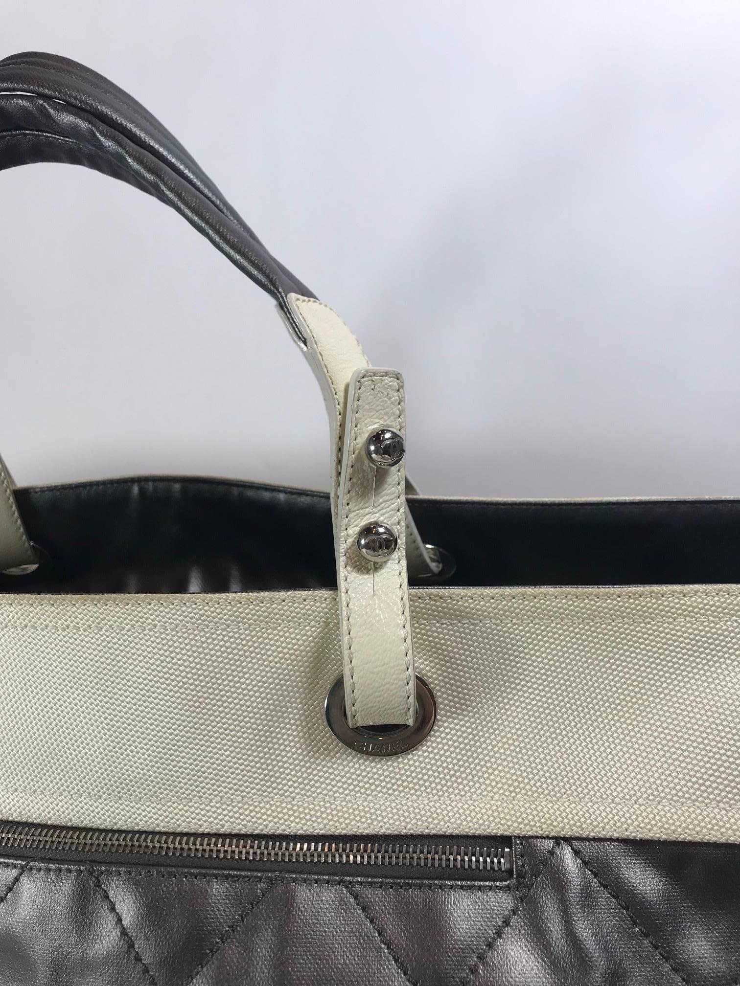 Chanel Biarritz Paris Xl Metallic Silver Diamond Stitched Coated Canvas Tote In Good Condition For Sale In Roslyn, NY
