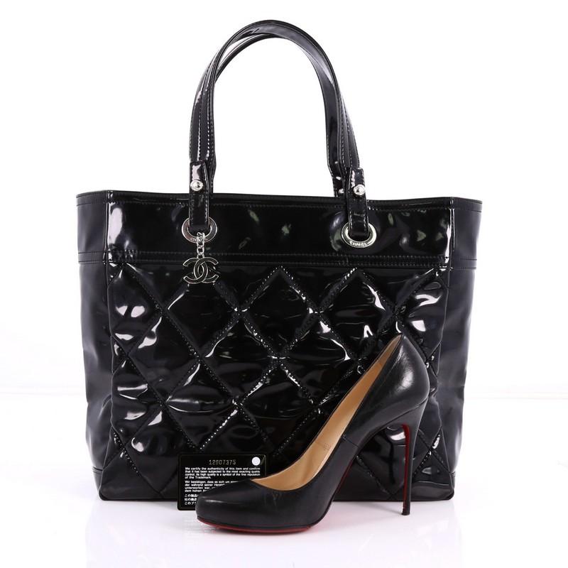 This authentic Chanel Biarritz Pocket Tote Quilted Patent Vinyl Large is simple and sophisticated in design which can glam up your casual look. Crafted in black diamond quilted patent vinyl, this chic and functional tote features dual-flat handles,