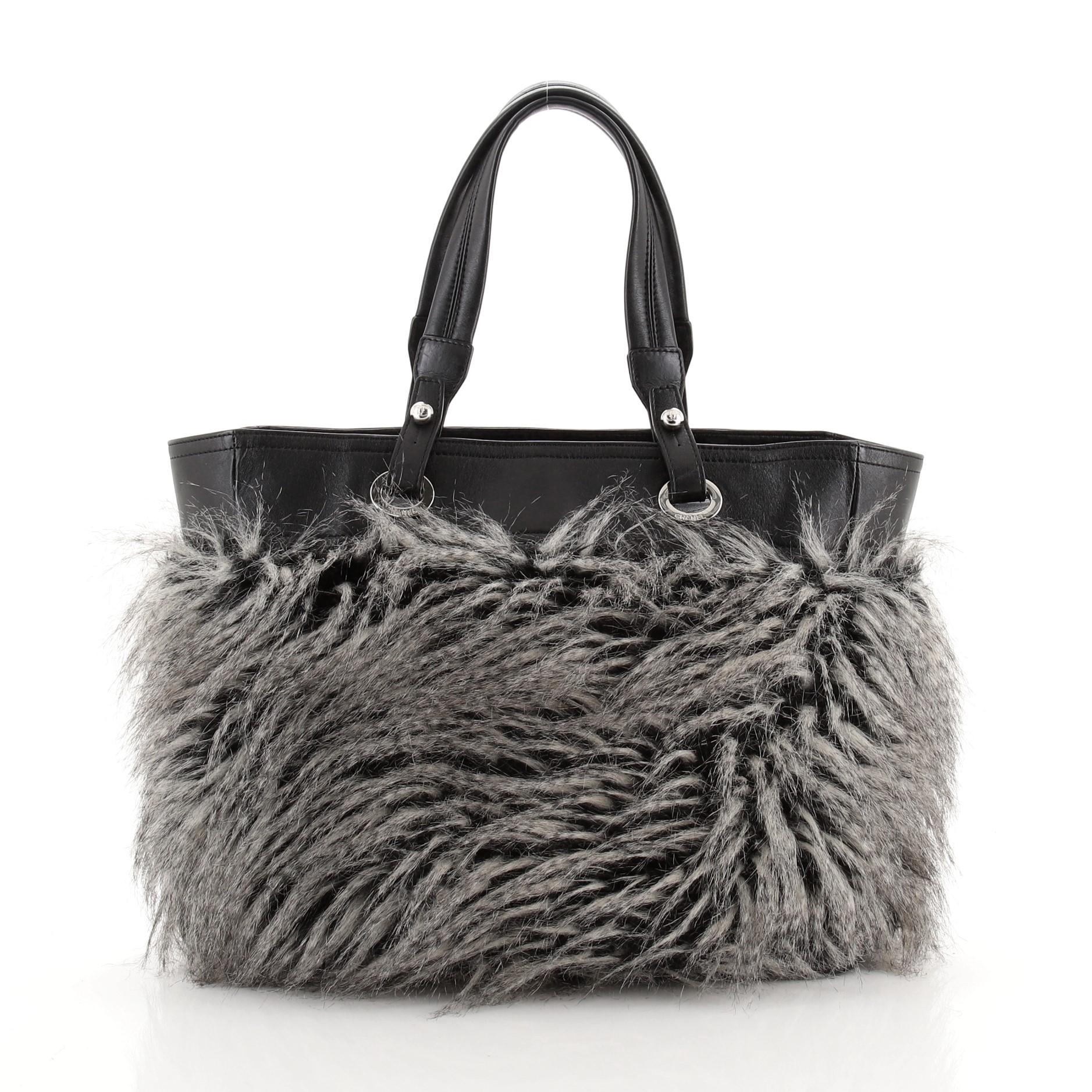 Chanel Biarritz Tote Kunstfell Medium
Schwarzer grauer Kunstpelz

Zustand Details: Knicke und leichte Klebeflecken auf der Außenseite, mäßige Schrammen und Abnutzungserscheinungen an den Lederbesätzen und Griffen. Leichte Risse an den Wachskanten