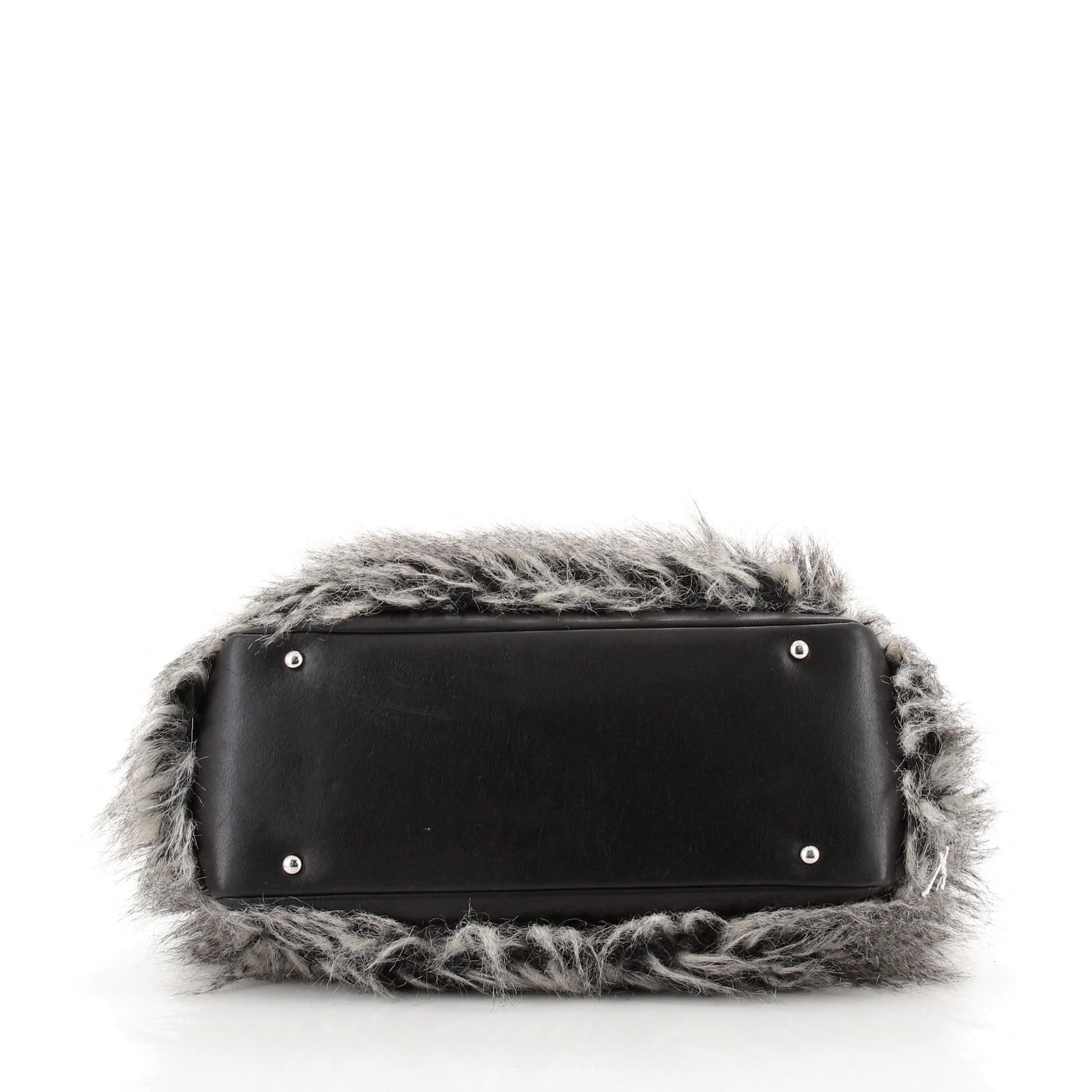Chanel Biarritz Tragetasche aus Kunstpelz in Schwarz und Grau im Zustand „Gut“ in Irvine, CA