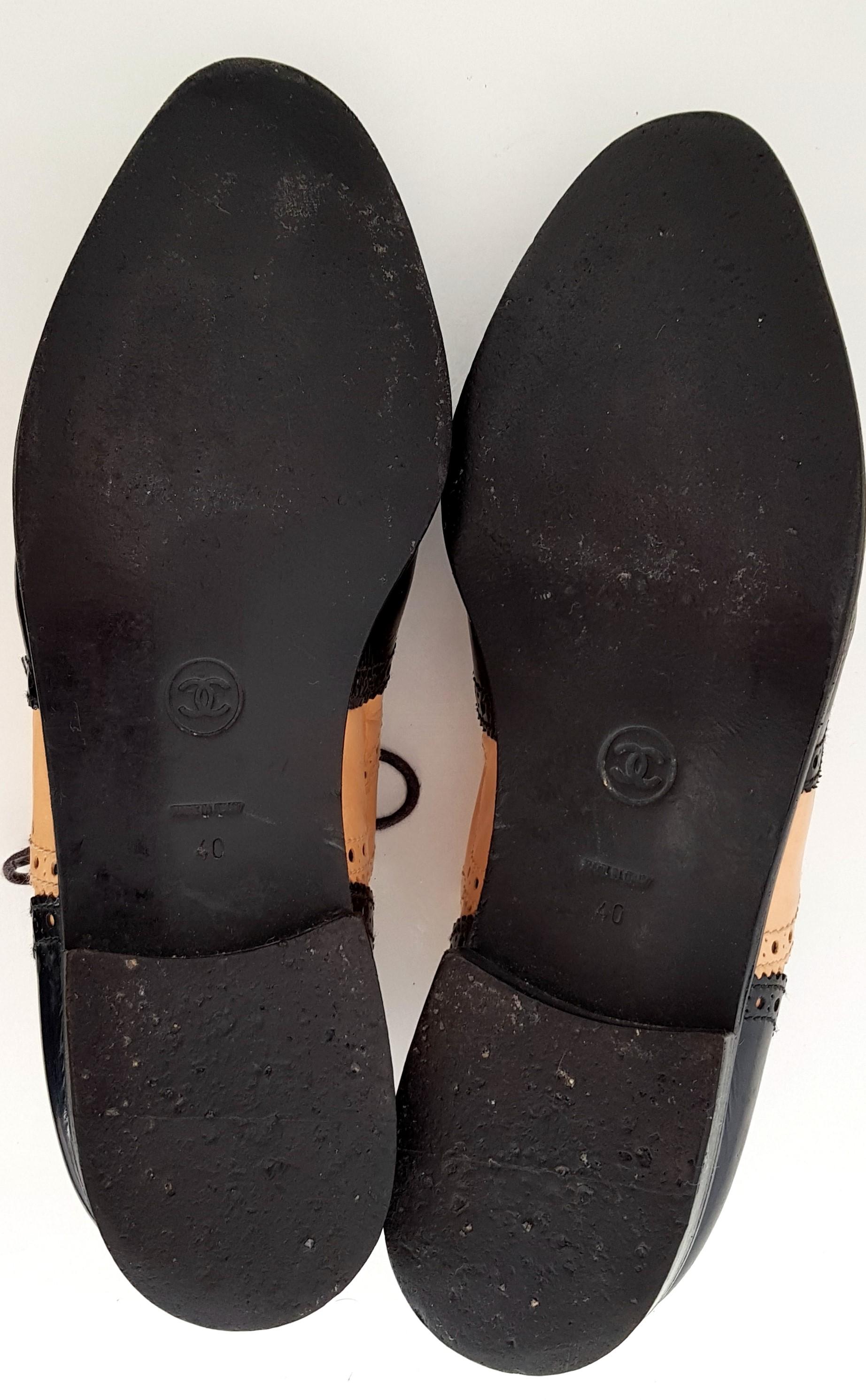 Chanel Bicolor Leather Lace-up Oxford Shoes - Size 40 (EU) In Excellent Condition In Somo (Santander), ES