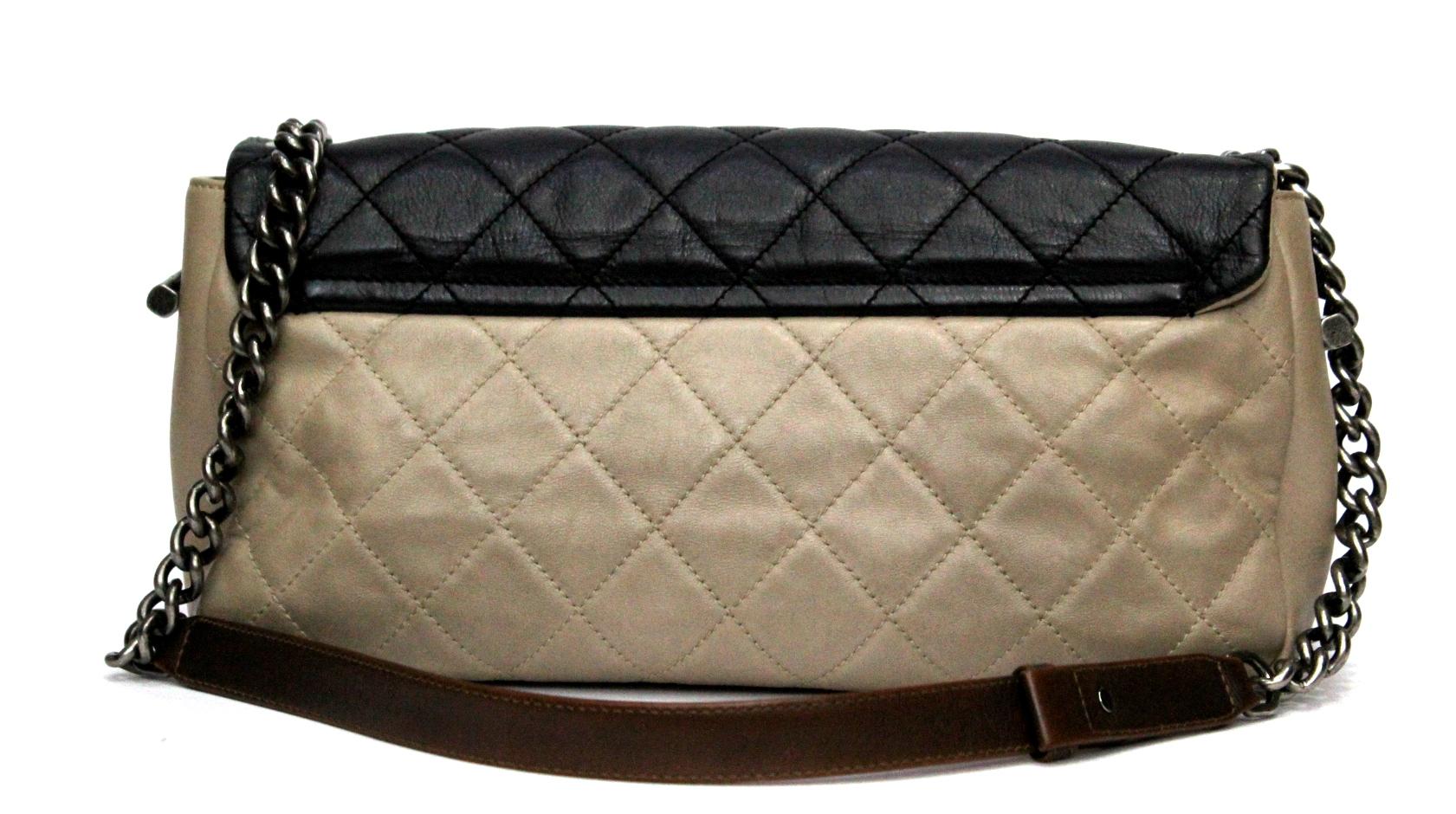 Chanel bag with the classic diamond pattern, made of lambskin. The bag has a small shoulder strap made of antique silver metal and dark brown leather that recalls the color of the flap. The shoulder strap can also be removed, turning the bag into a