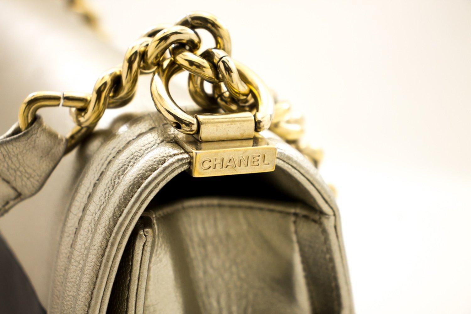 CHANEL Bicolor Medium Boy Kette Klappe Umhängetasche Schwarz Gold im Angebot 10