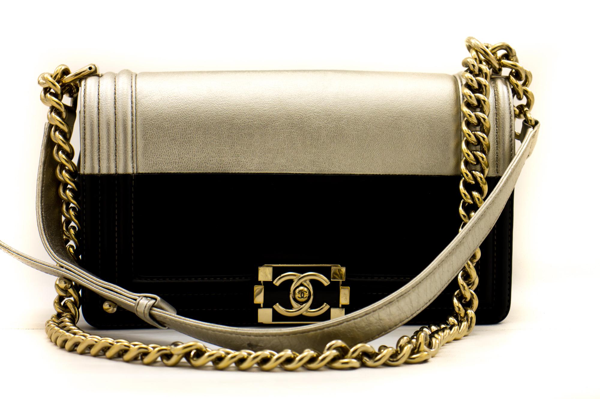 Eine authentische CHANEL Bicolor Medium Boy Flap Kette Umhängetasche Schwarz Gold. Die Farbe ist Schwarz. Das Außenmaterial ist Leder. Das Muster ist solide. Dieser Artikel ist zeitgenössisch. Das Jahr der Herstellung wäre 2015.
Bedingungen &