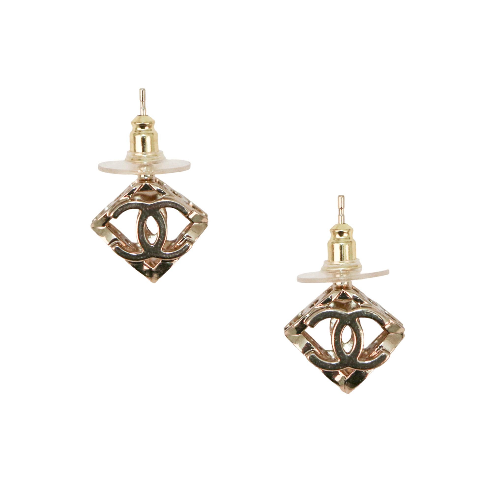 Pair of embossed Chanel studs, one black CC stud and the other white
Condition: very good
Country of manufacture: France
Material: metal
Color: gold, white, black
Dimensions: 1.5 x 1 x 1.5 cm
Stamps: yes
Year: 2022