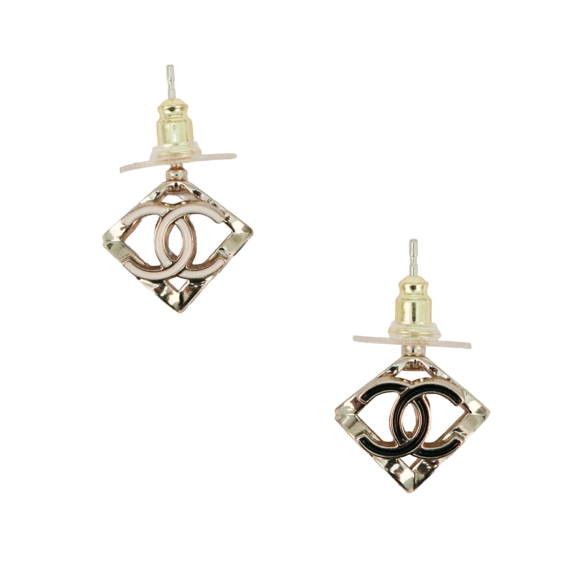 Chanel bicolor studs In Excellent Condition For Sale In Paris, FR