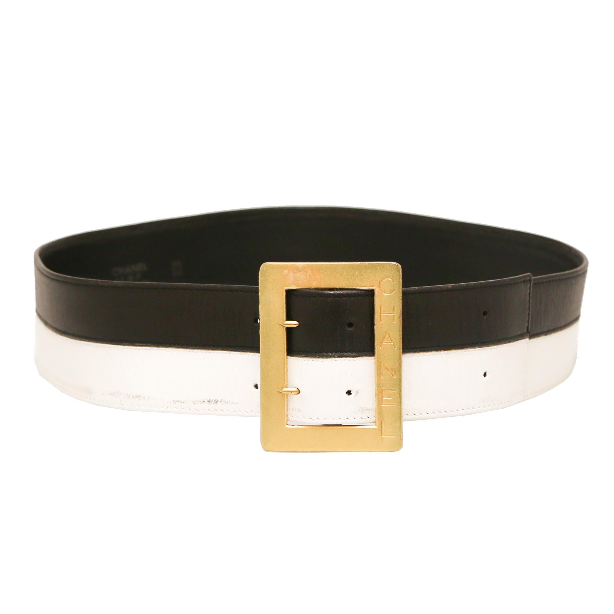 CHANEL Spring/Summer 1995 Belt in bicolor black and white leather. The hardware is in golden metal.
Traces on the white leather. CHANEL engraved buckle.
In very good condition.
Made in France.
Size: 80 x 5cm
Middle hole: 70 cm
Year: Spring