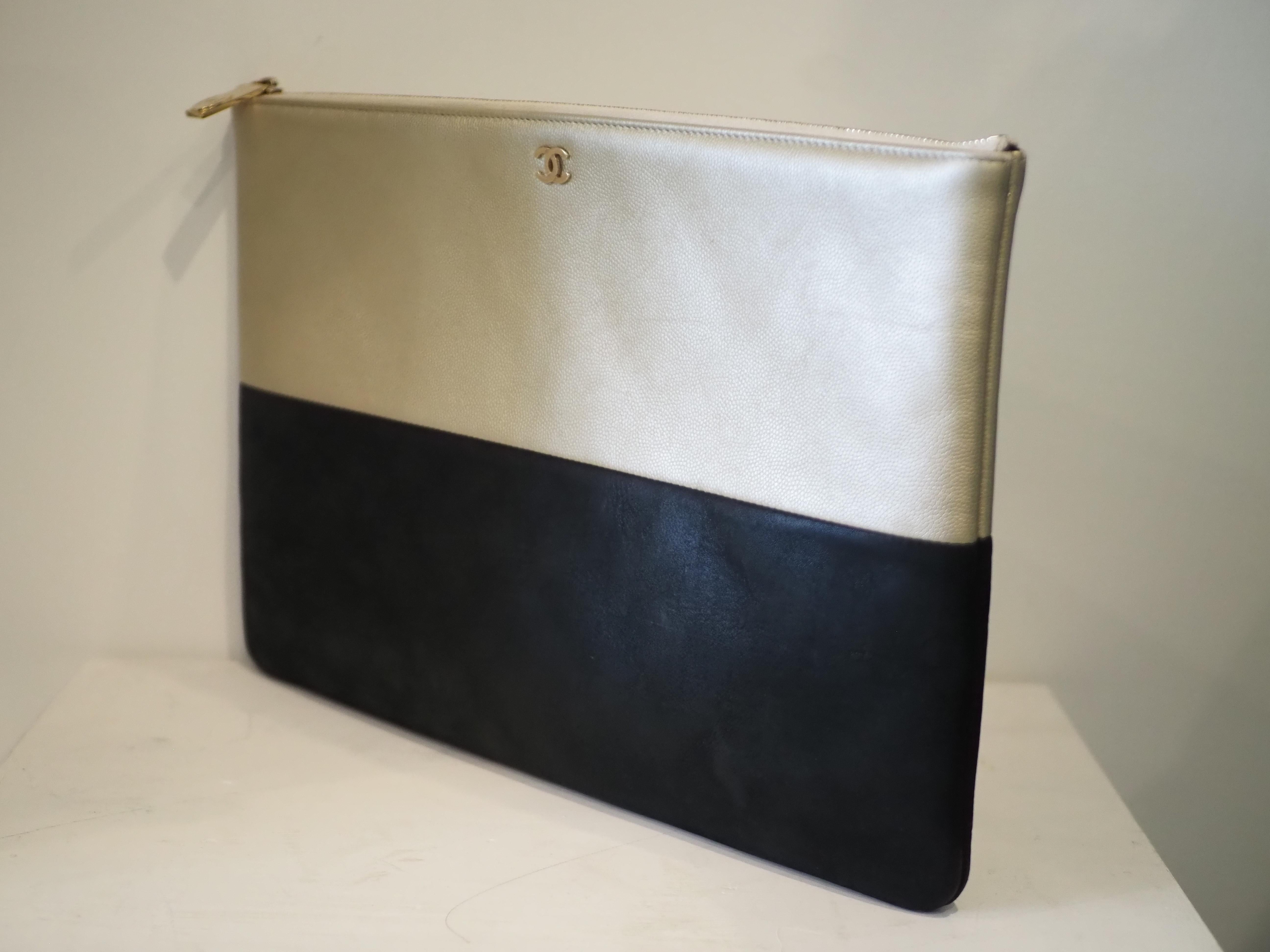 Black Chanel bicolour leather clutch For Sale