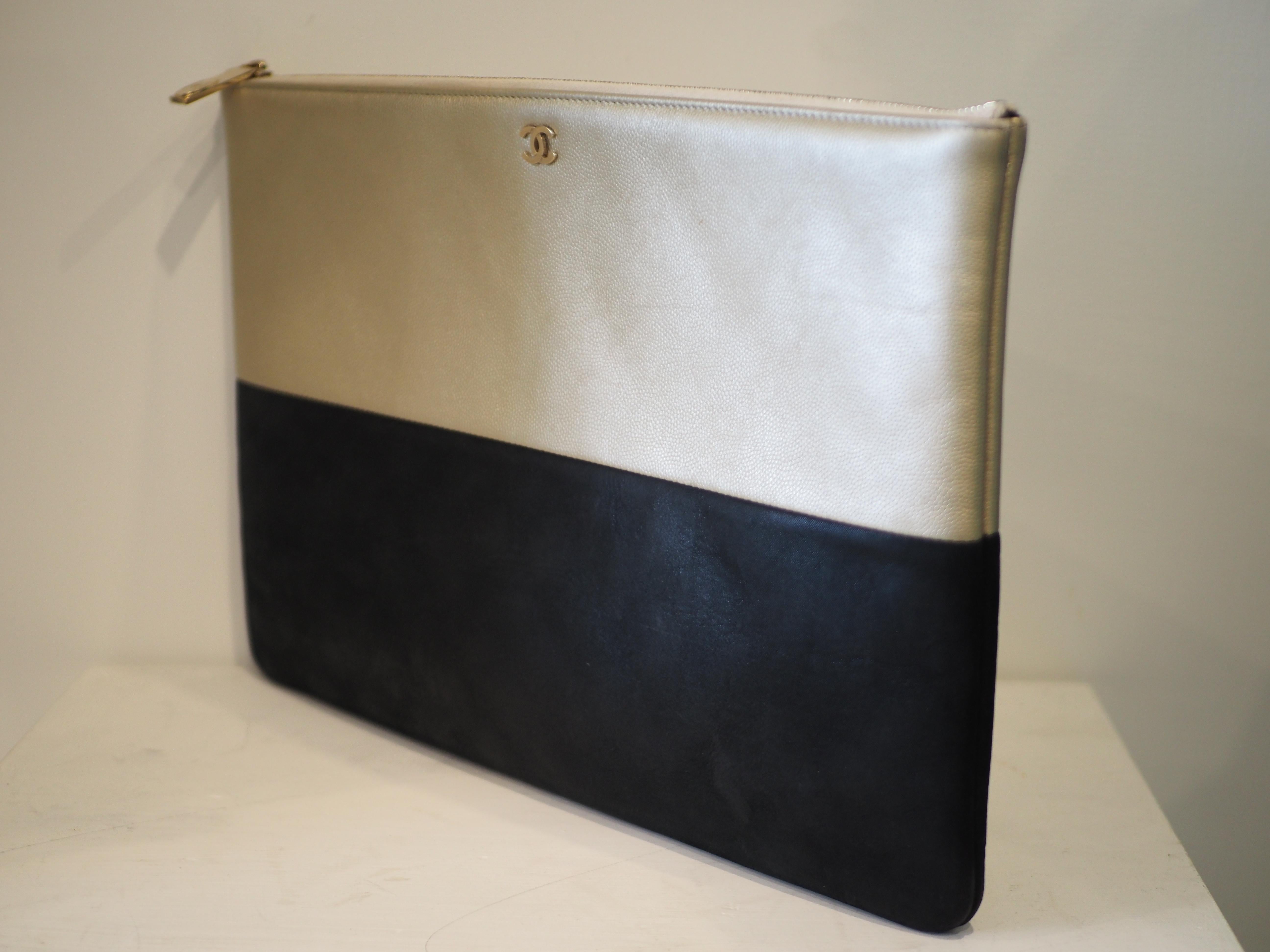 Chanel bicolour leather clutch In Good Condition For Sale In Capri, IT