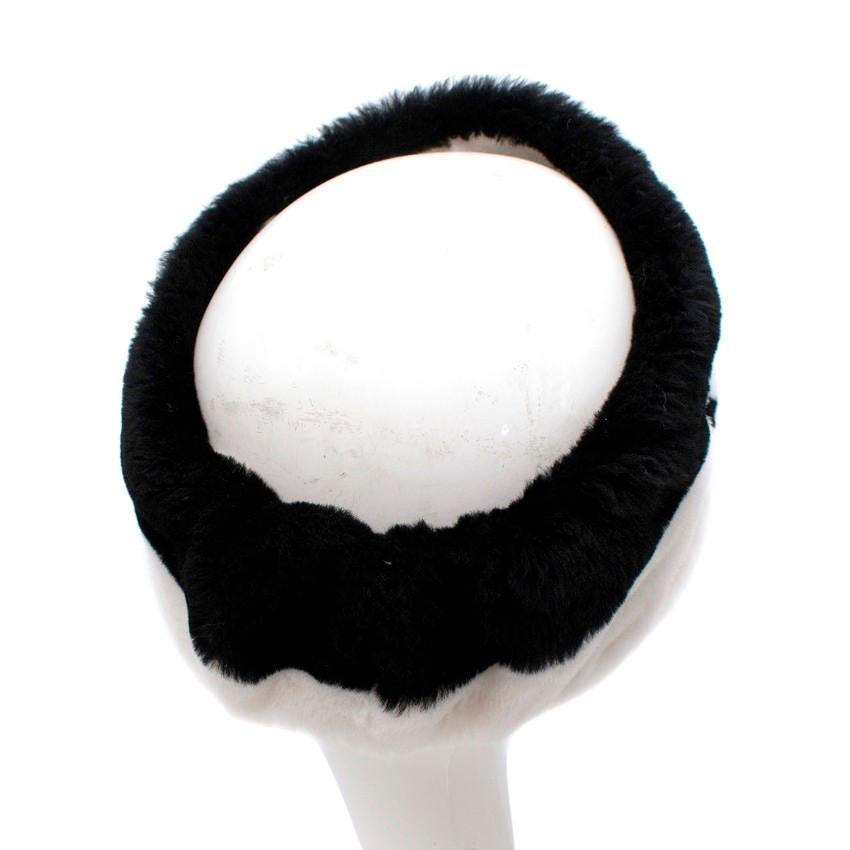 Chanel Chanel zweifarbiges Logo Shearling Winter Stirnband (Grau) im Angebot