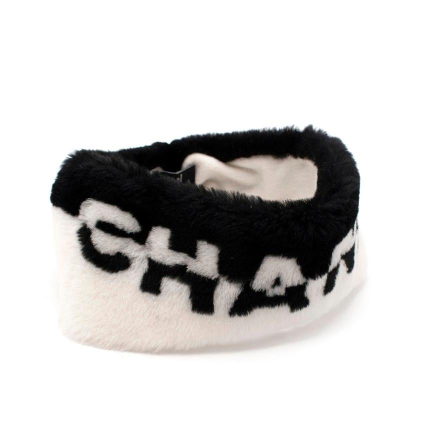 Chanel Chanel zweifarbiges Logo Shearling Winter Stirnband im Zustand „Hervorragend“ im Angebot in London, GB
