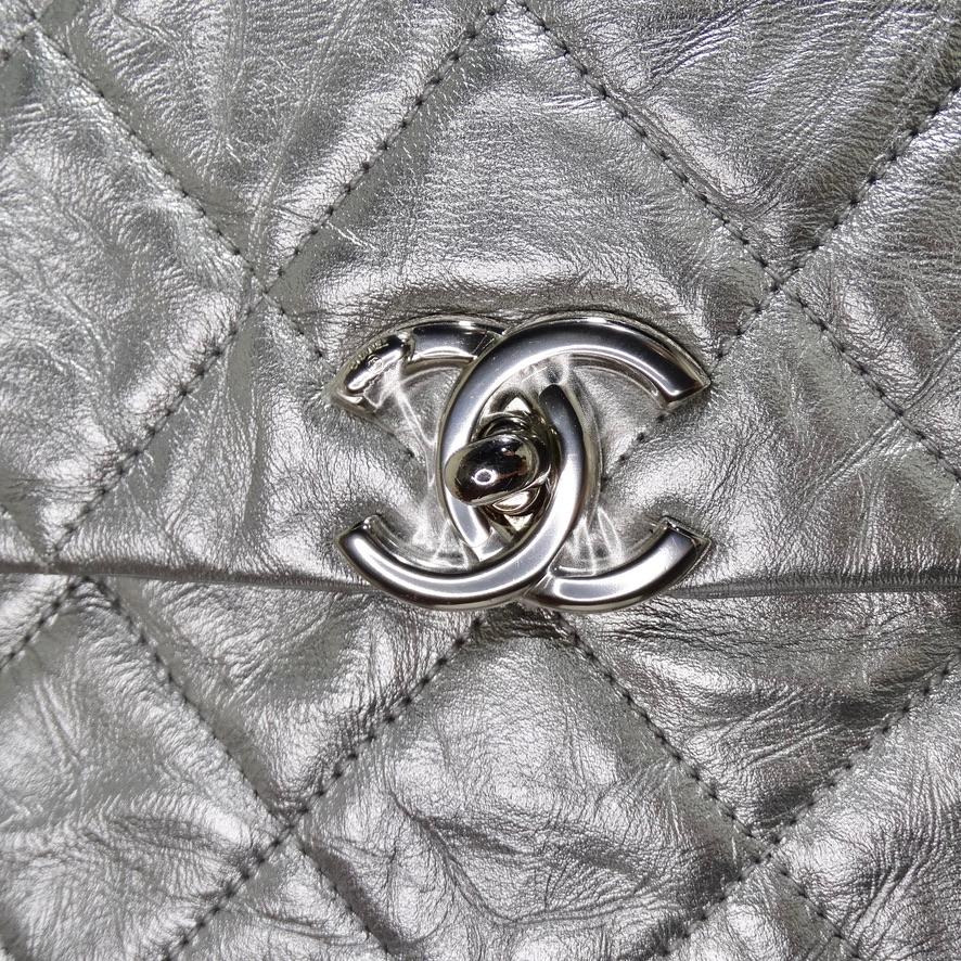 Gris Chanel - Sac à rabat Big Bang Chain - Cuir de veau métallique froissé en vente