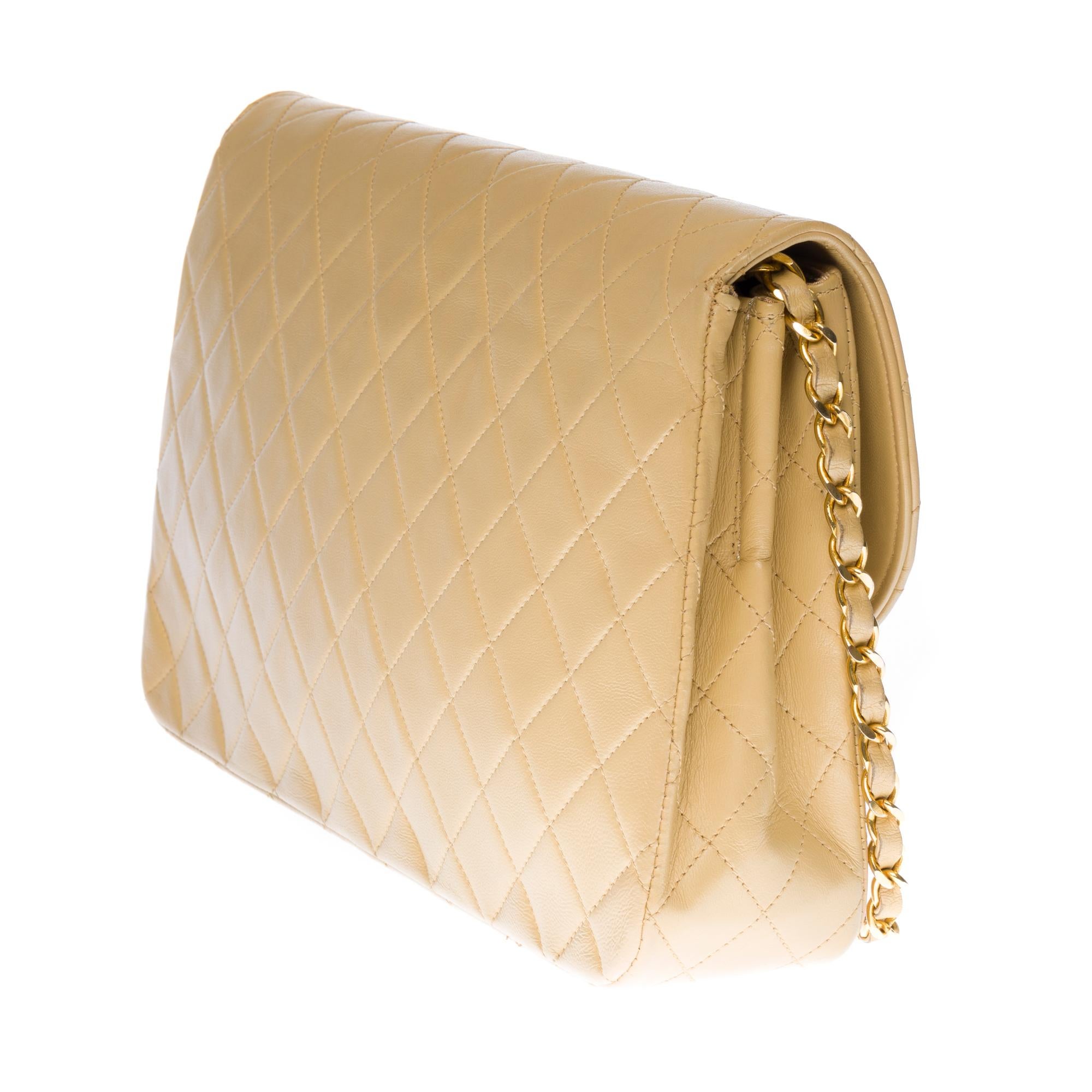 Chanel Big Classic Umhängetasche aus gestepptem beigem Lammleder und goldenen Beschlägen im Zustand „Gut“ in Paris, IDF