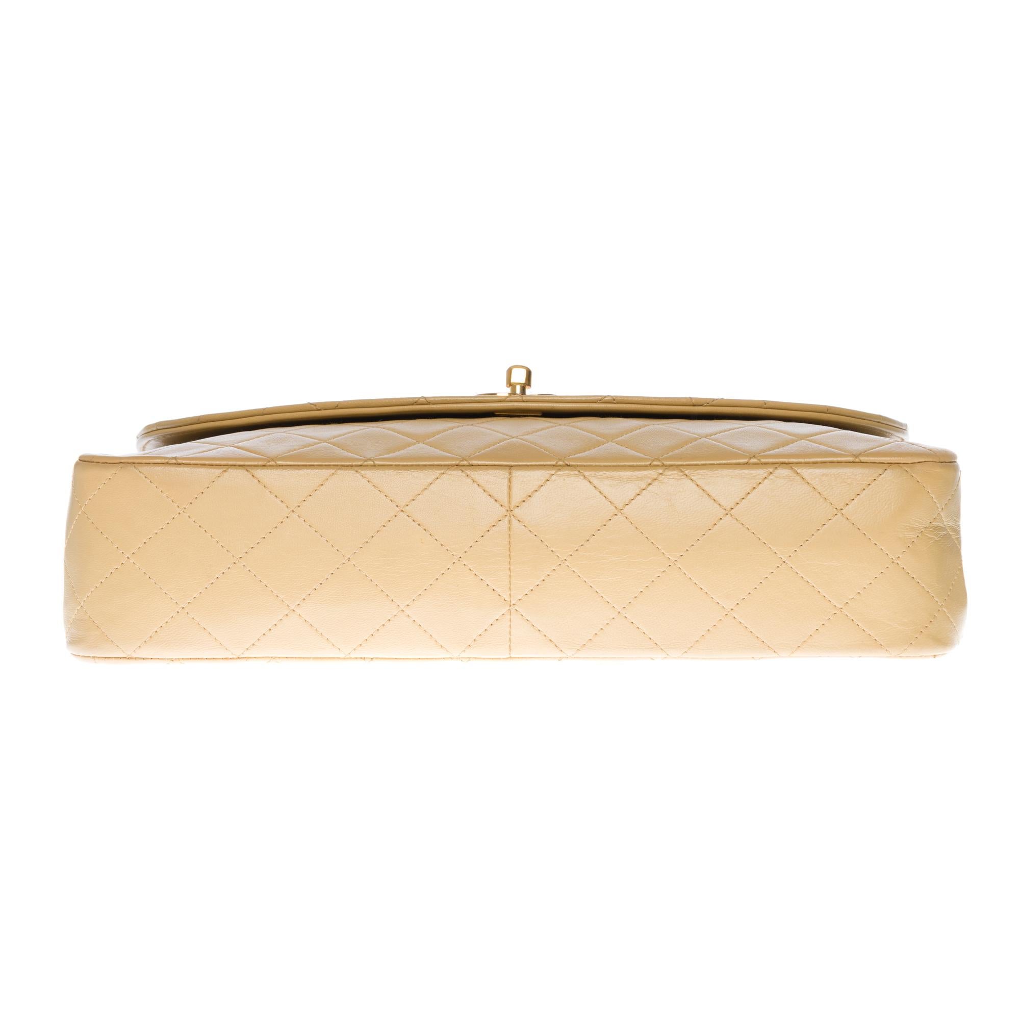 Chanel Big Classic Umhängetasche aus gestepptem beigem Lammleder und goldenen Beschlägen 3