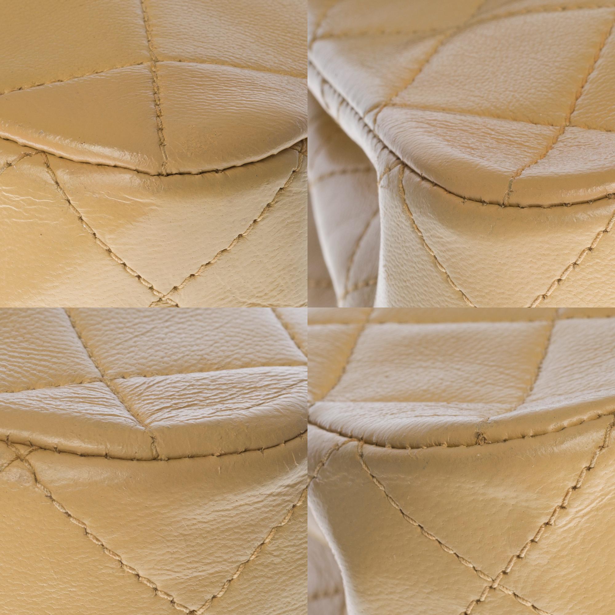 Chanel Big Classic Umhängetasche aus gestepptem beigem Lammleder und goldenen Beschlägen 4