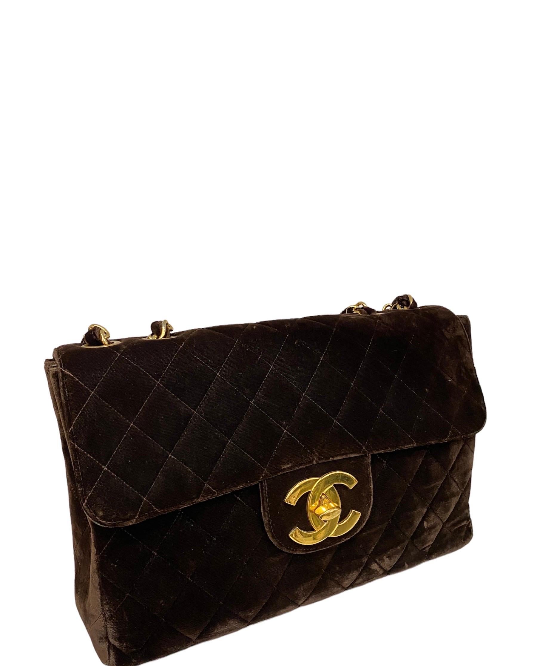 Chanel bag model Maxi Jumbo Big Logo Vintage line made of brown velvet, gold hardware.

Interlocking closure with corresponding CC big logo.

Internally lined in leather, very roomy.

Sliding velvet and chain shoulder strap.

Wearable on the