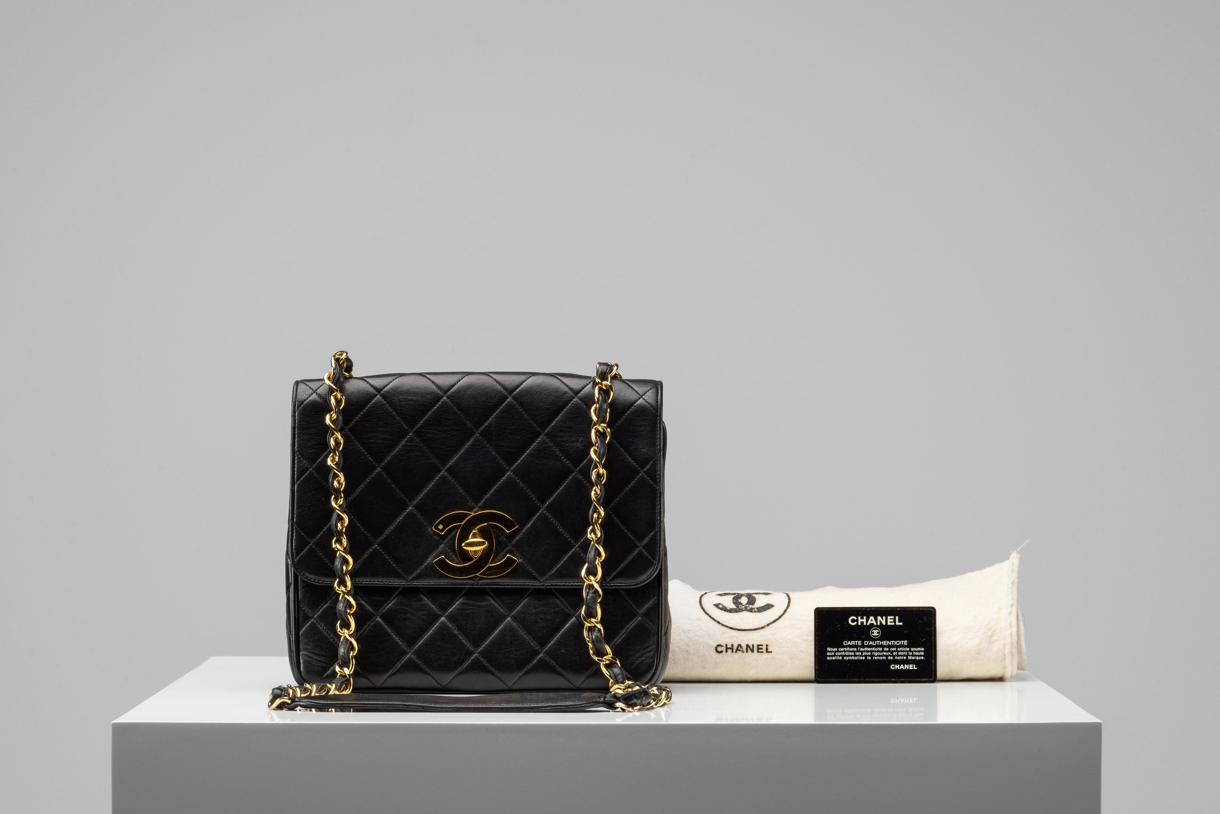 De la Collection SIGLI nous vous proposons ce Chanel Big Logo Flap Medium :
-    Marque : Chanel
-    Modèle : Bigli Flap
-    Couleur : Noir
-    Année : 1994-1996
-    Numéro de série : 3547254
-    Condit : Très bon état d'origine 
-    MATERIAL
