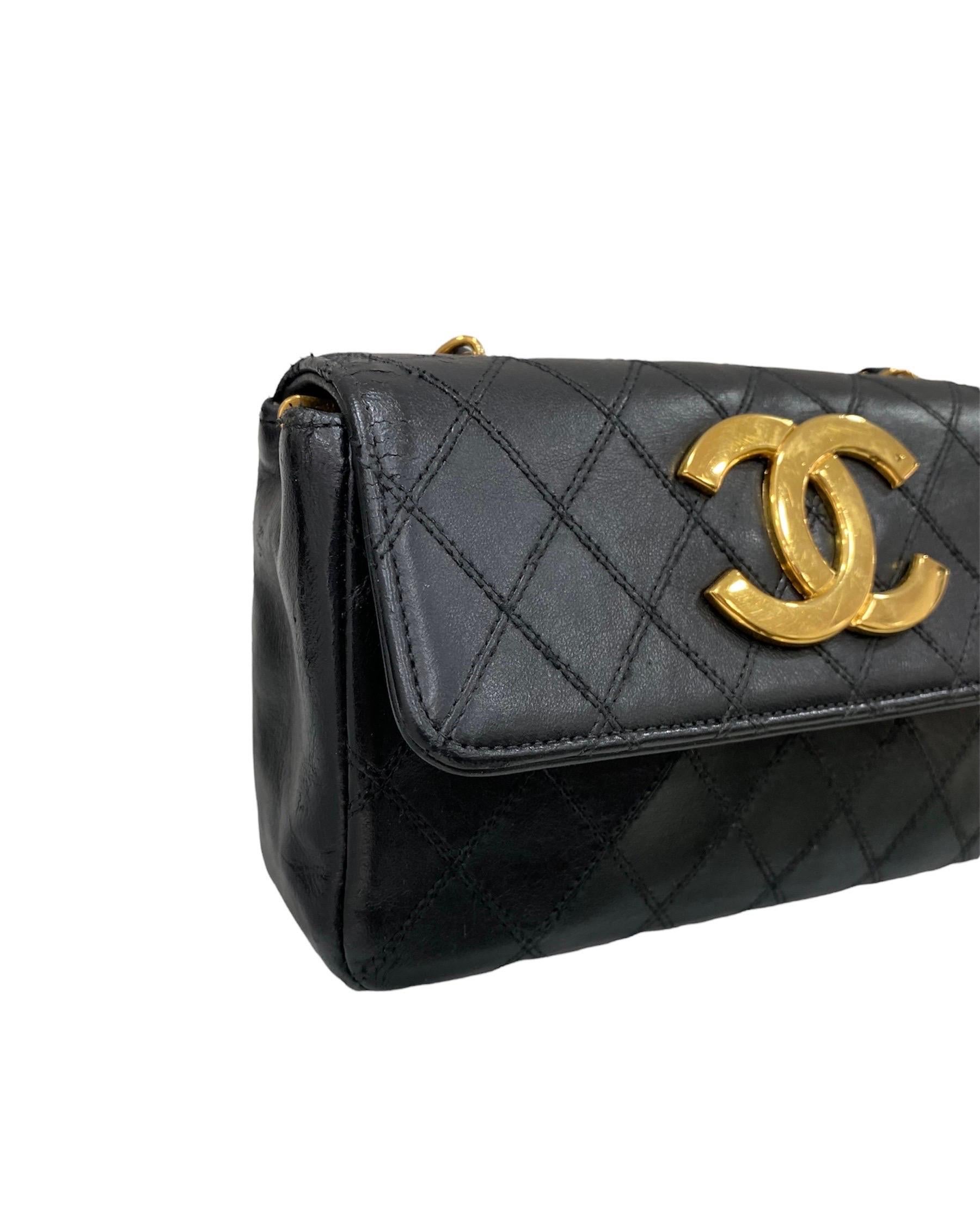 Chanel signed bag, Big Logo Vintage model, made of black quilted leather with golden hardware.
Equipped with a flap with interlocking closure, internally covered in white leather, roomy for the essentials.
Equipped with a woven leather and chain