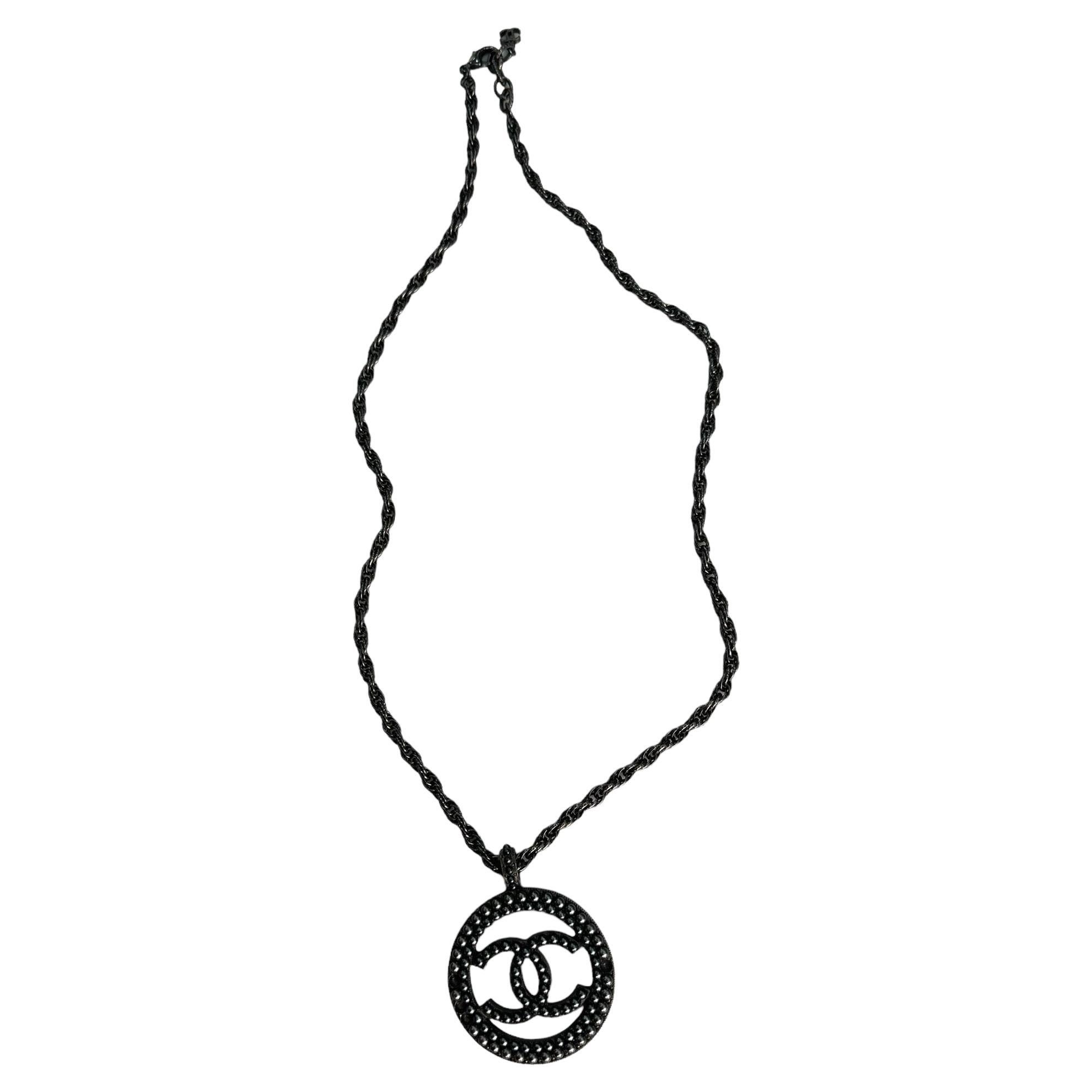 Chanel F22V 2022 CC Logo Pearl Necklace 120cas14 at 1stDibs