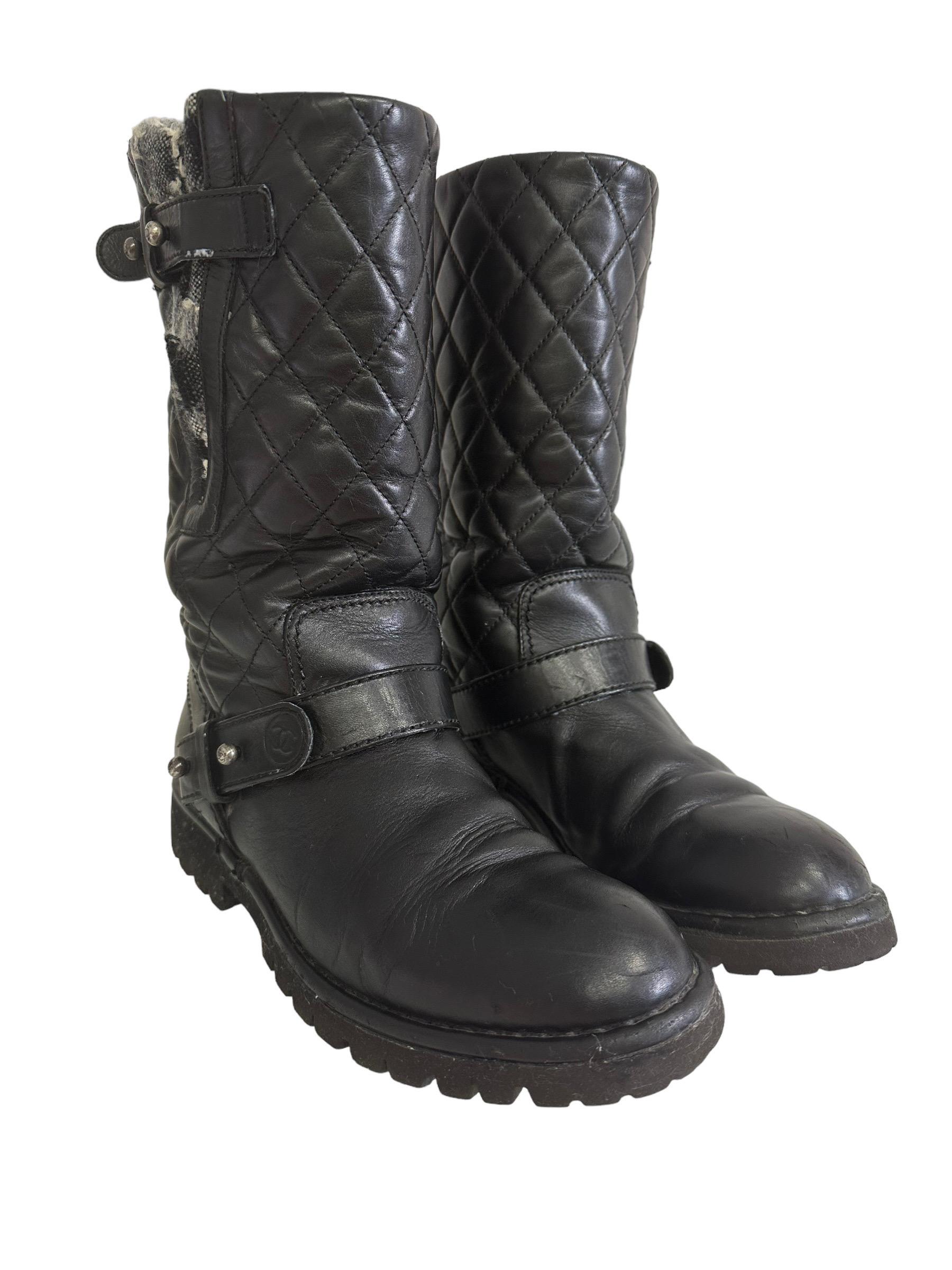 Bottes motard Chanel en tweed et cuir noir en vente 3