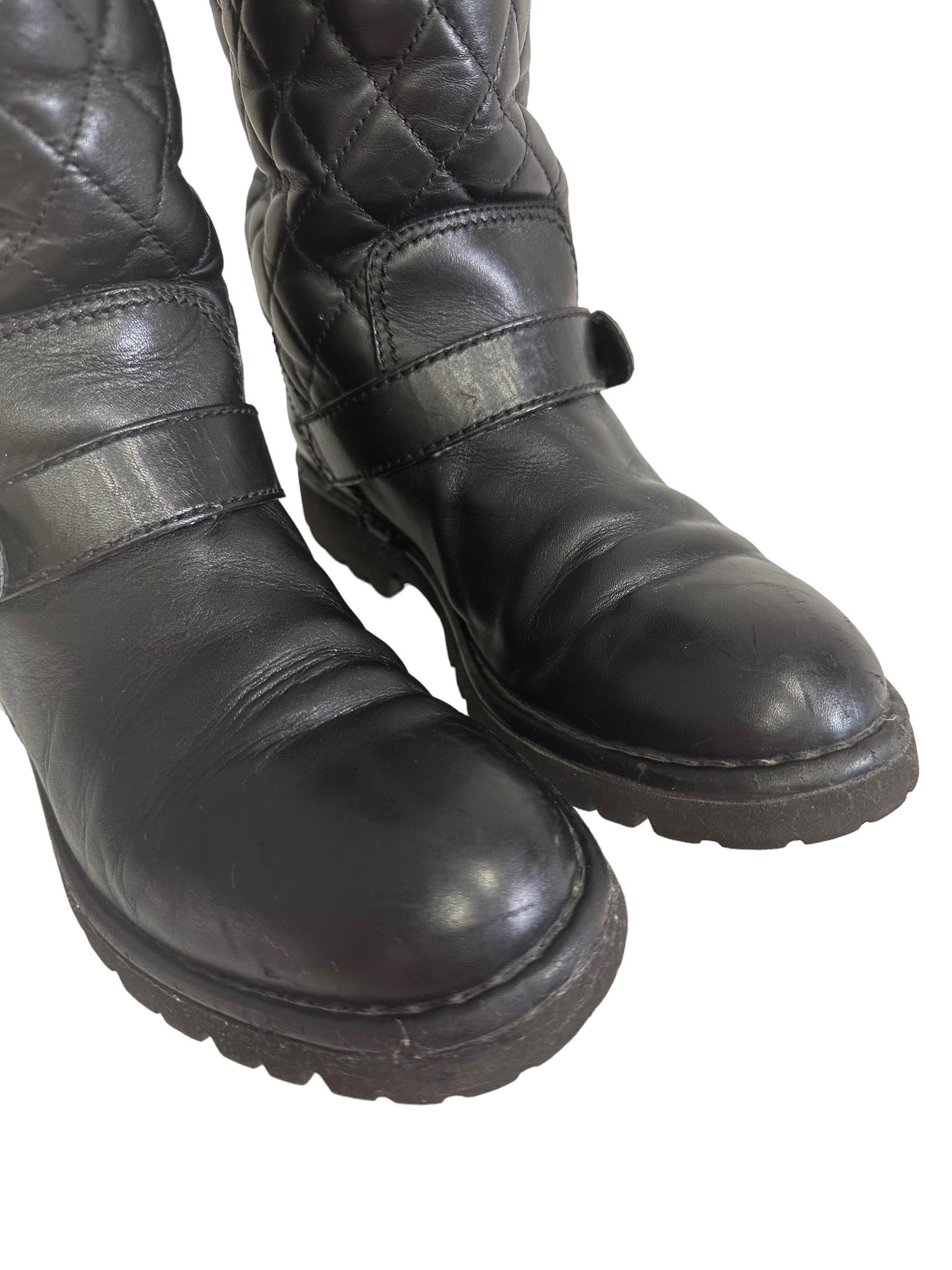 Bottes motard Chanel en tweed et cuir noir en vente 5