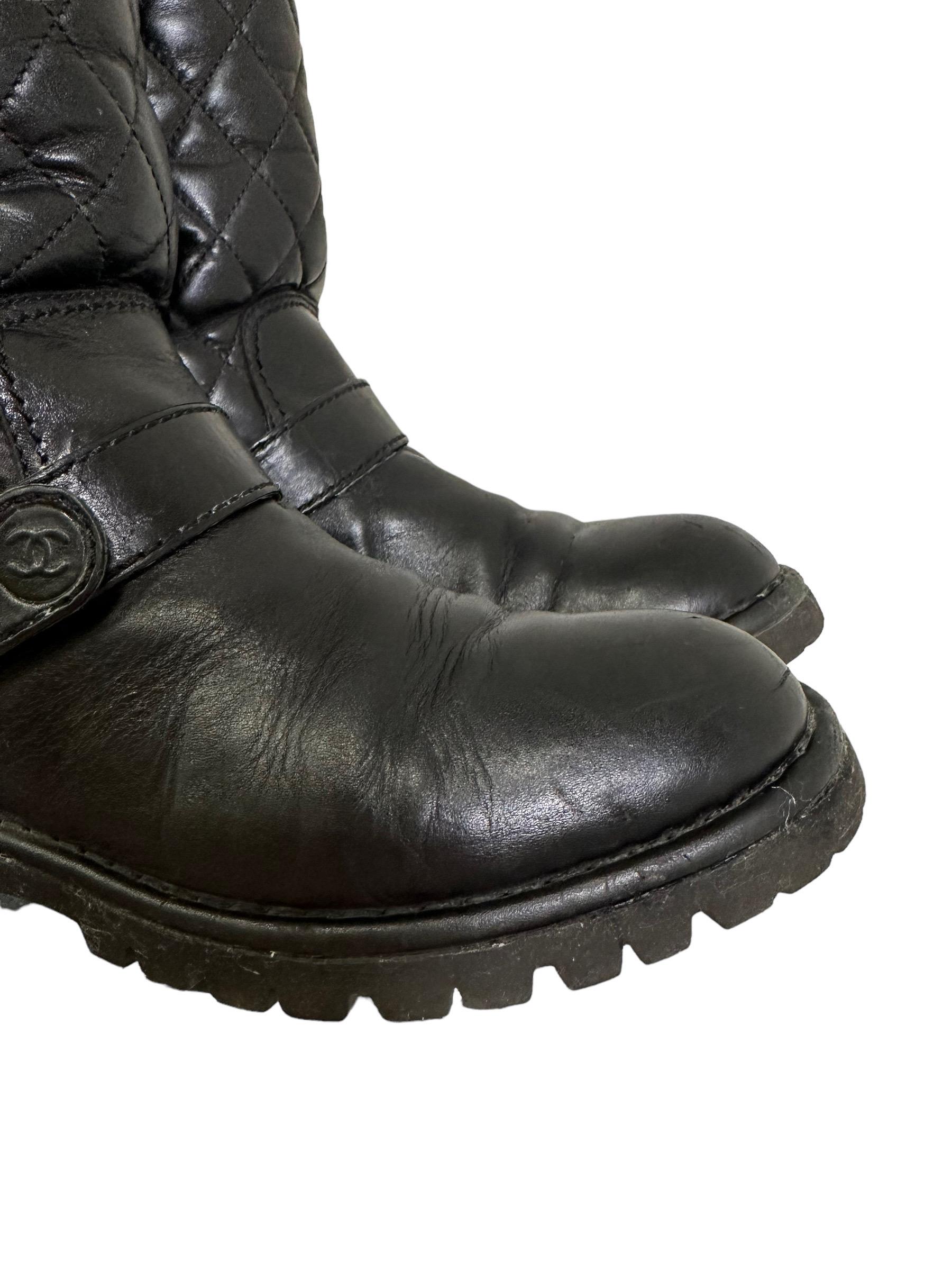 Bottes motard Chanel en tweed et cuir noir en vente 6