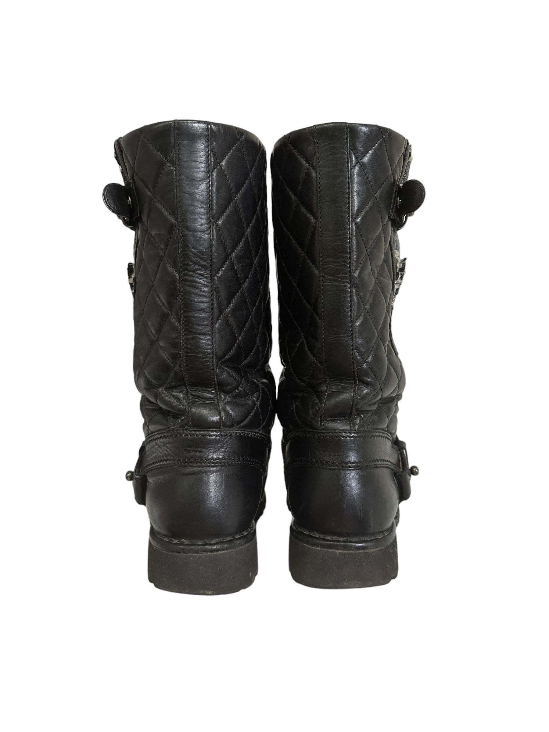 Bottes motard Chanel en tweed et cuir noir en vente 2