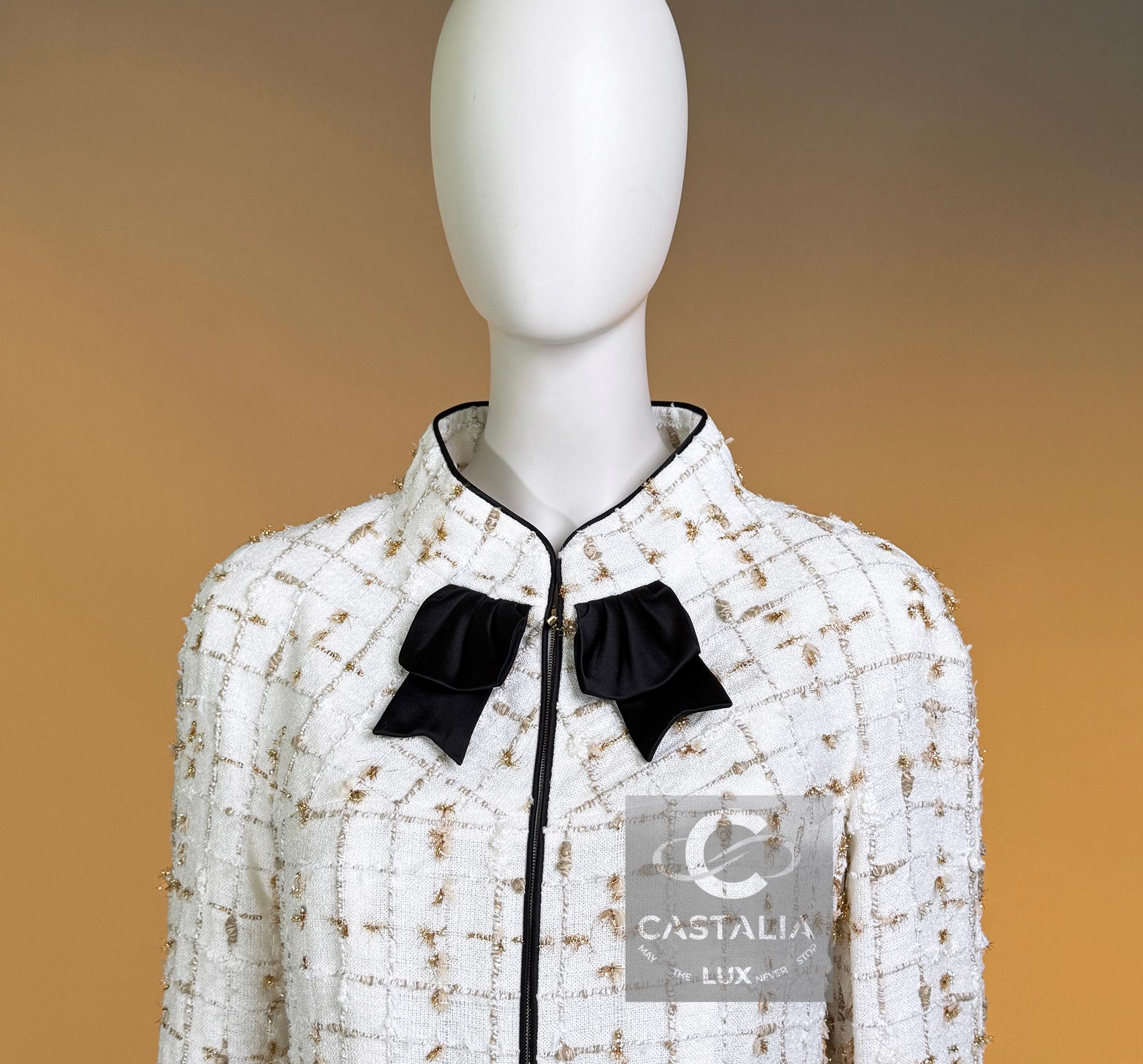 Chanel Billboard Legend 2019 Giacca in tweed bianco 38 FR in vendita 13