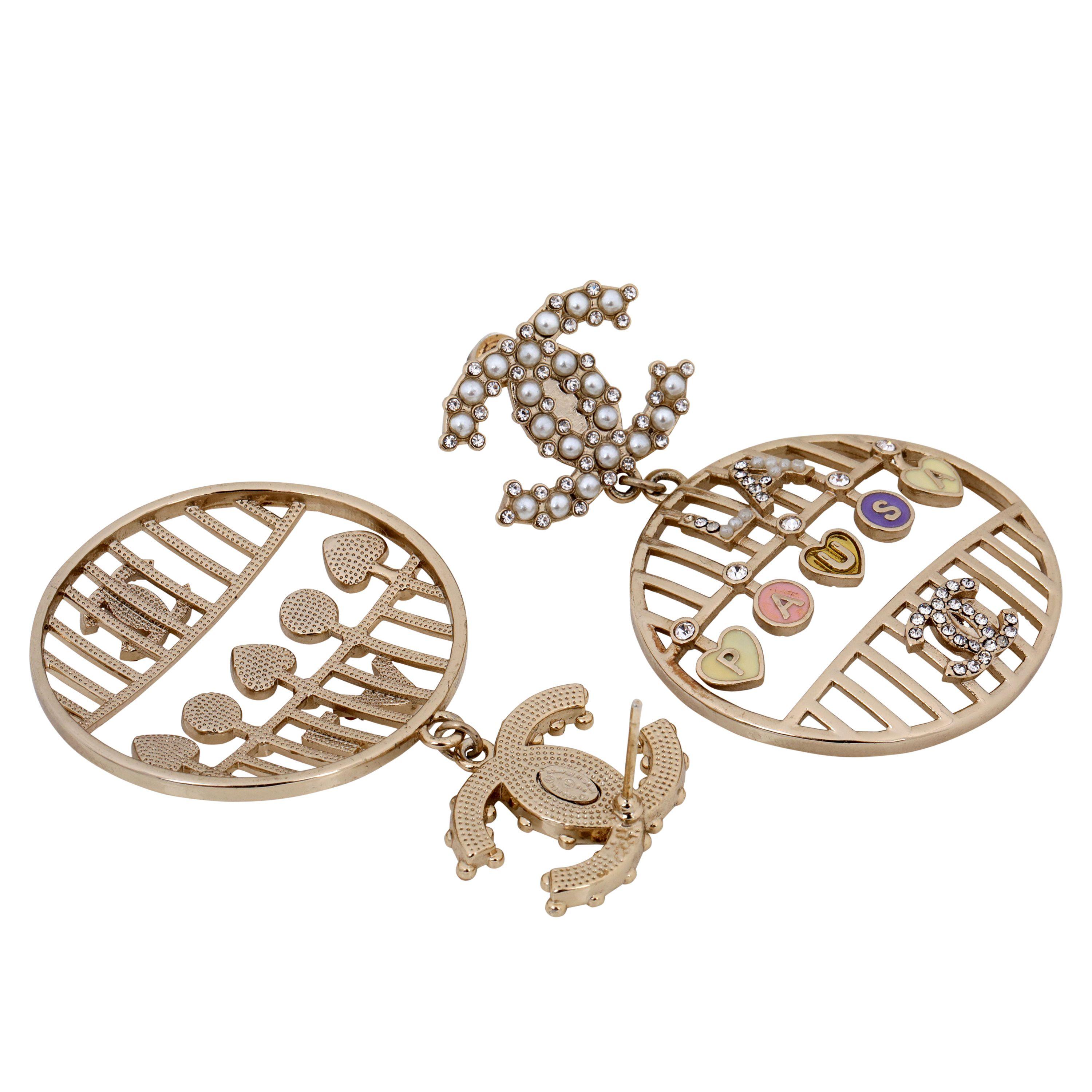Ces authentiques boucles d'oreilles Chanel en perles LA PAUSA CC sont en excellent état et datent des années 1980.    Pochette ou boîte incluse.

PBF 12552
 
