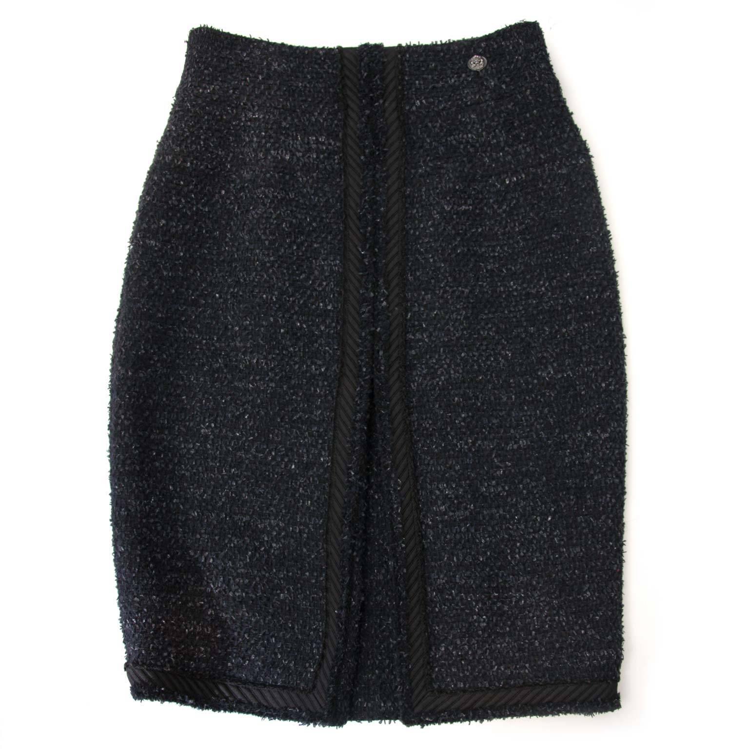 Excellent Condition!

Chanel Black & Blue Tweed Midi Skirt - Size 38 (FR)

When you think of the iconic house of Chanel, you immediatly think elegance, class and style. This beautiful tweed skirt has black, dark blue and a touch of metallic