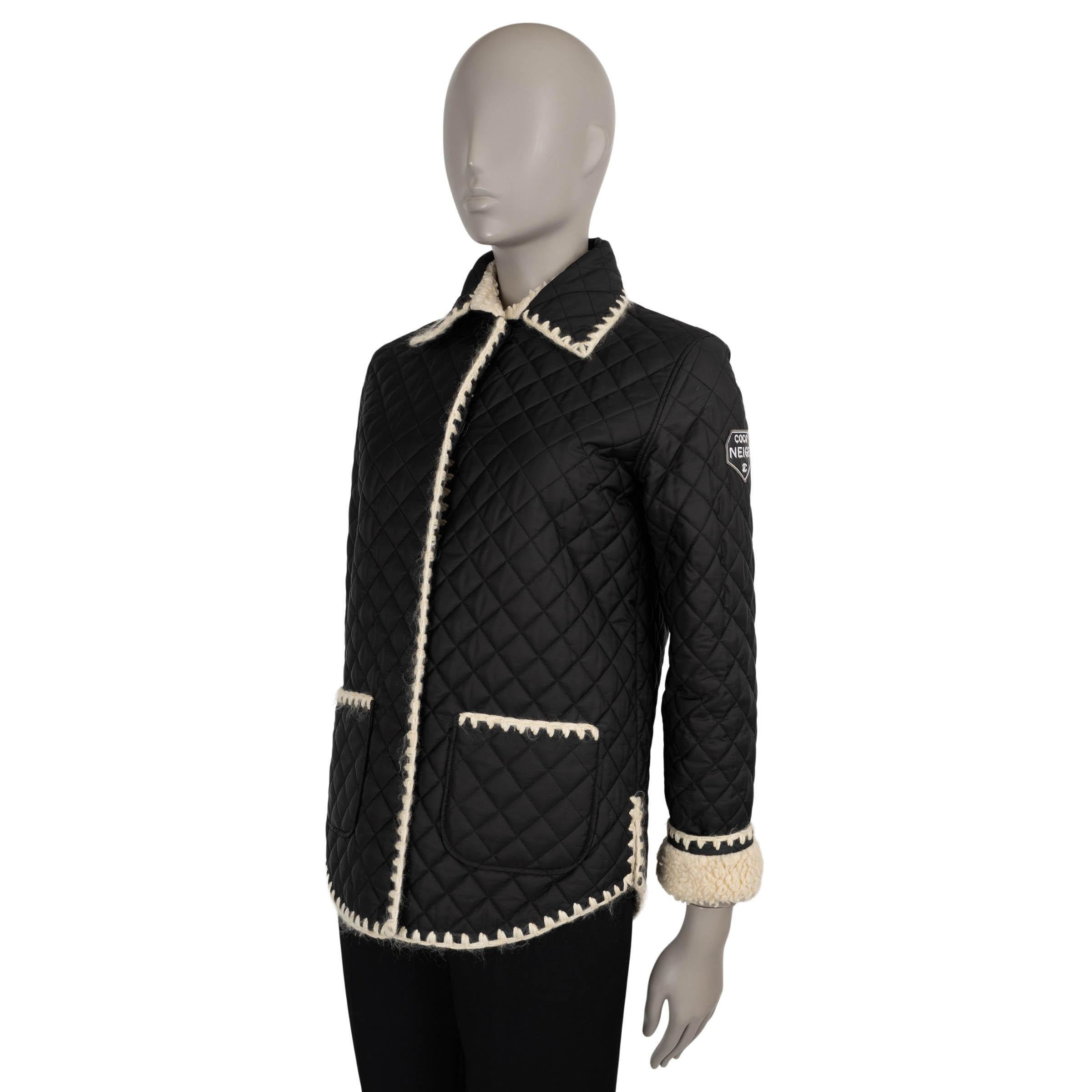 Cette veste polaire 100% authentique de Chanel, issue de la collection Coco Neige, allie parfaitement le luxe à l'élégance décontractée de l'hiver. Confectionné en polyester matelassé noir (100 %), il présente des surpiqûres de couverture beiges et