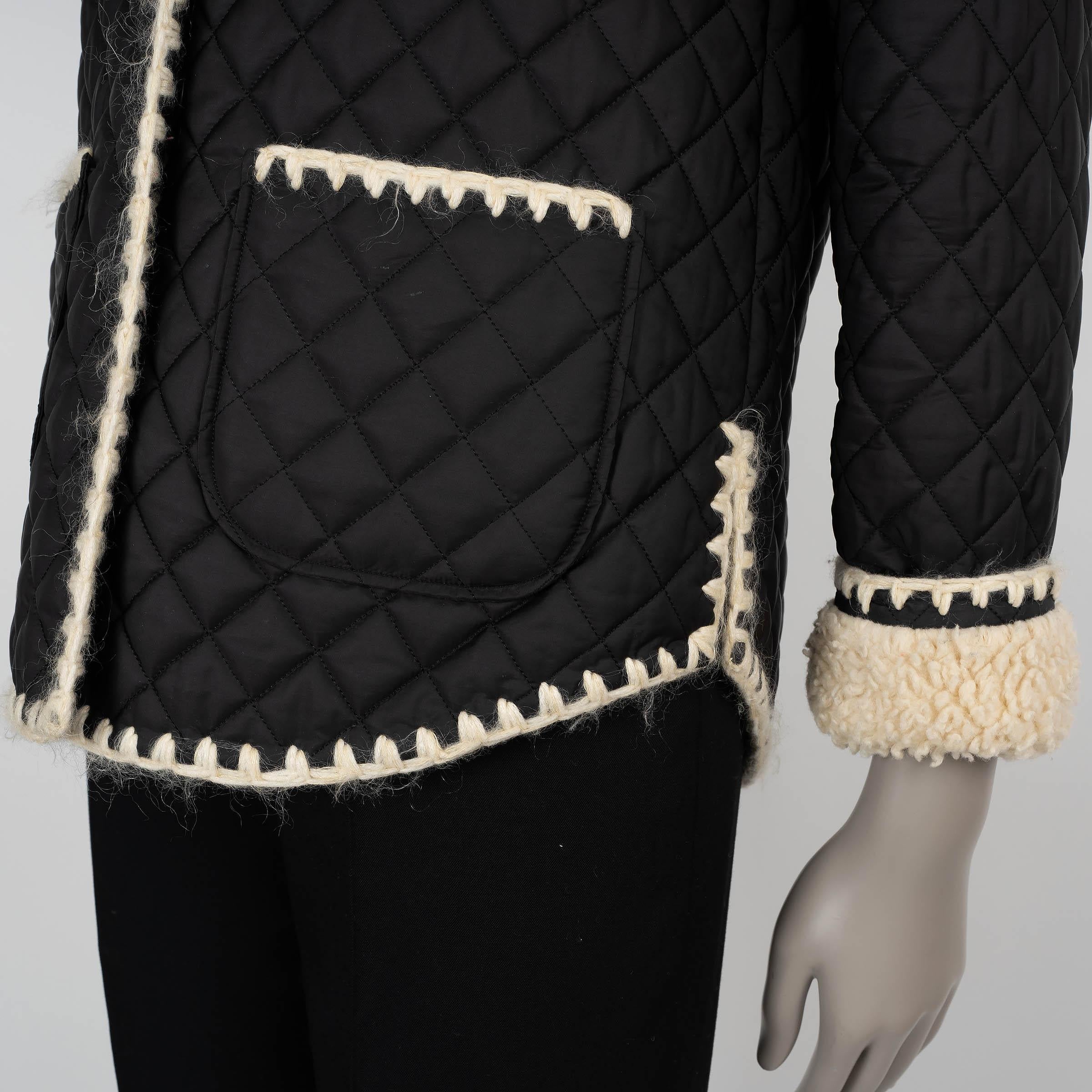 Veste fourreau noire 18A COCO NEIGE FAUX FUR TRIM CHANEL 34 XXS en vente 3