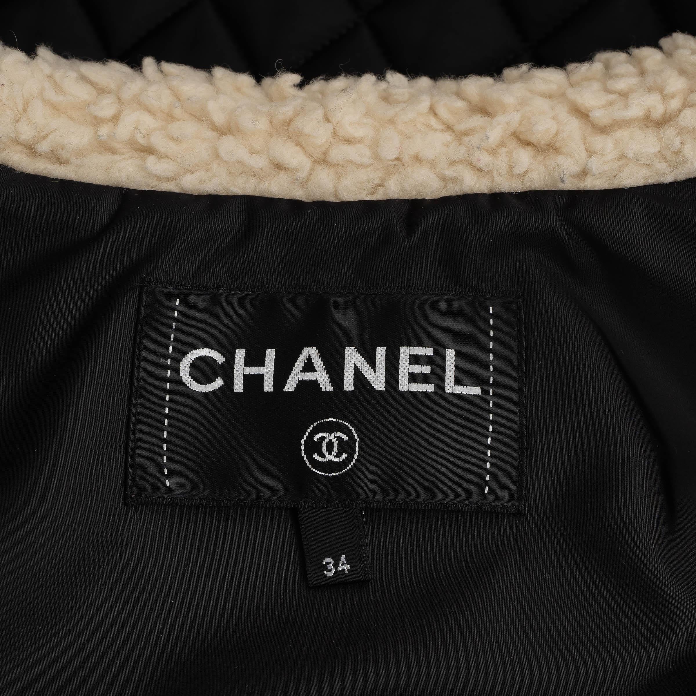 Veste fourreau noire 18A COCO NEIGE FAUX FUR TRIM CHANEL 34 XXS en vente 4