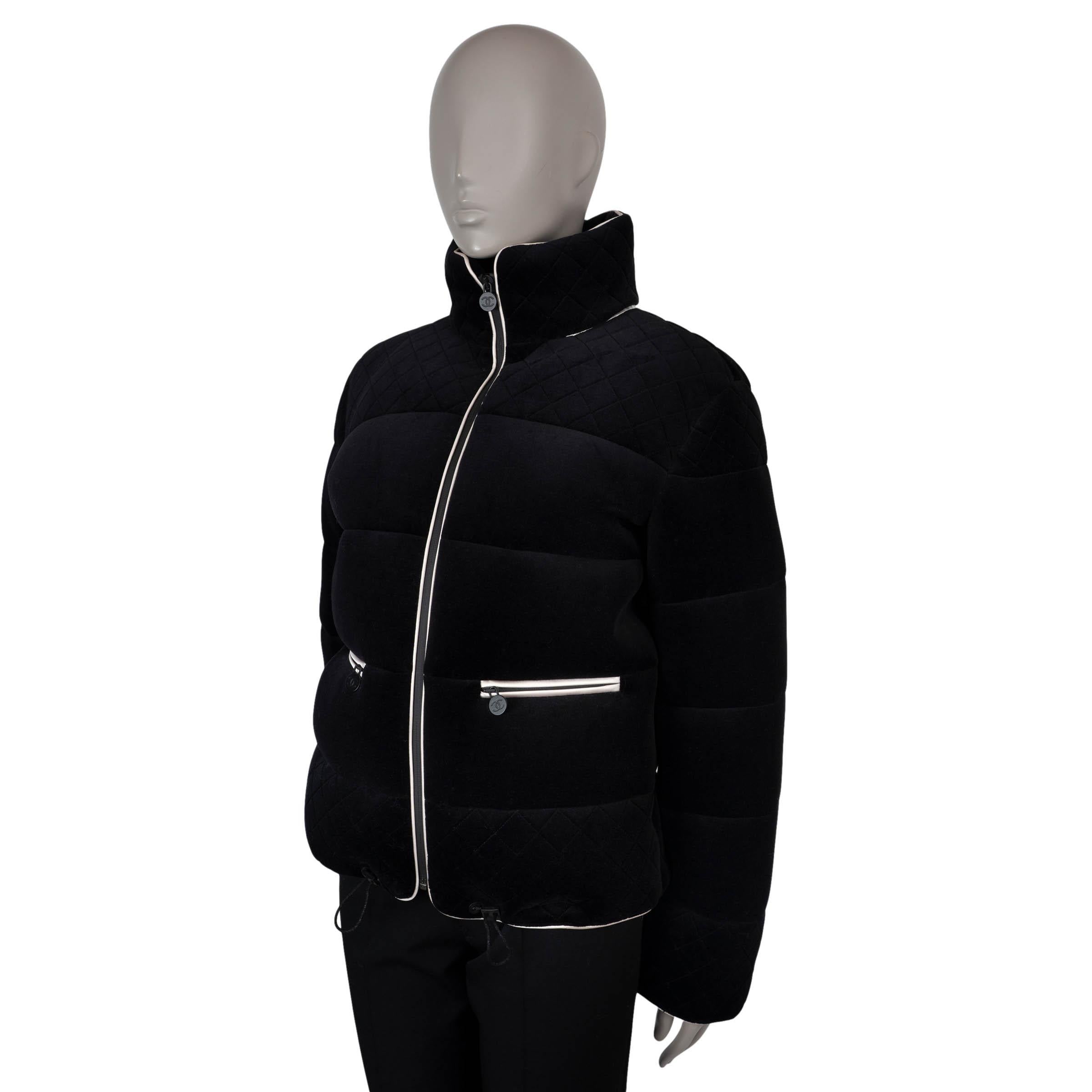 Cette veste polaire 100% authentique de Chanel est réalisée en velours noir de coton (44%), polyester (24%), polyéther (18%) et polyamide (14%) pour une finition à la fois douce et structurée.
Il présente une silhouette droite et courte avec des