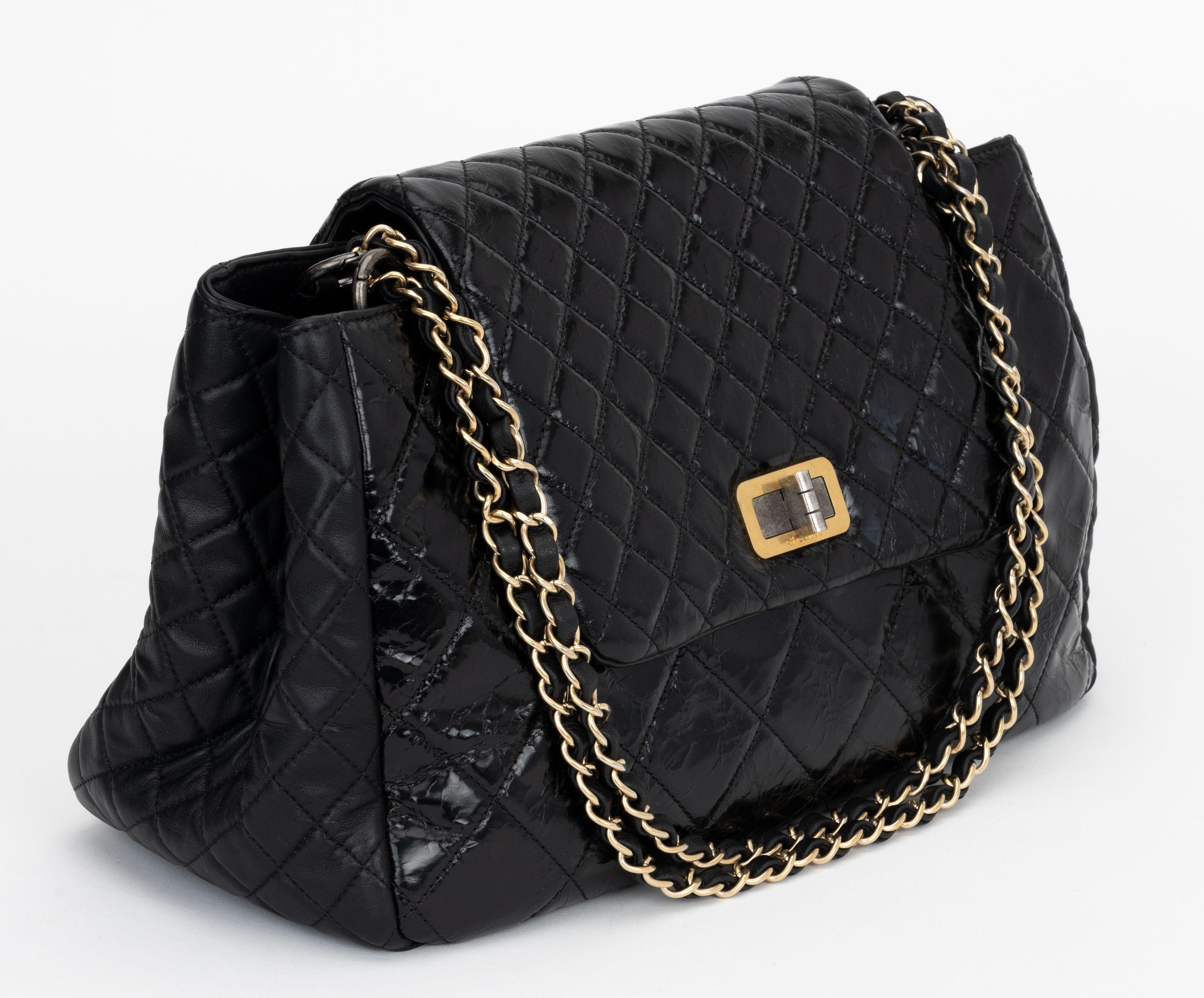 Chanel mixed leather black handbag in patent leather and soft lambskin with two-tone metal hardware Drop 9.5