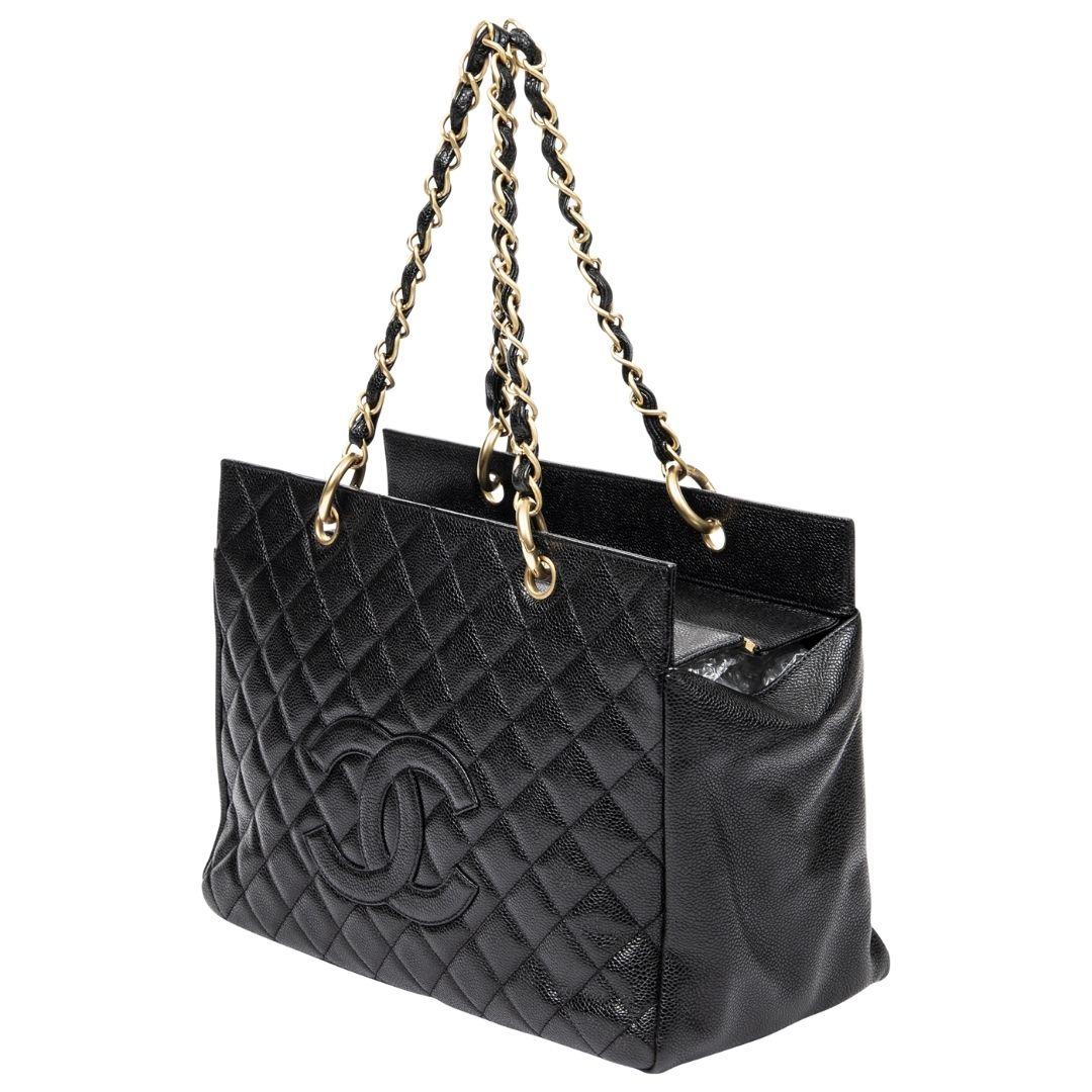 This timeless black caviar leather shopping tote with gold hardware features a zipper closure. The leather interior offers one zippered pocket, ensuring your items stay secure.

SPECIFICS
Length: 13
Width: 6
Height: 9.7
Strap drop: 9
Authenticity