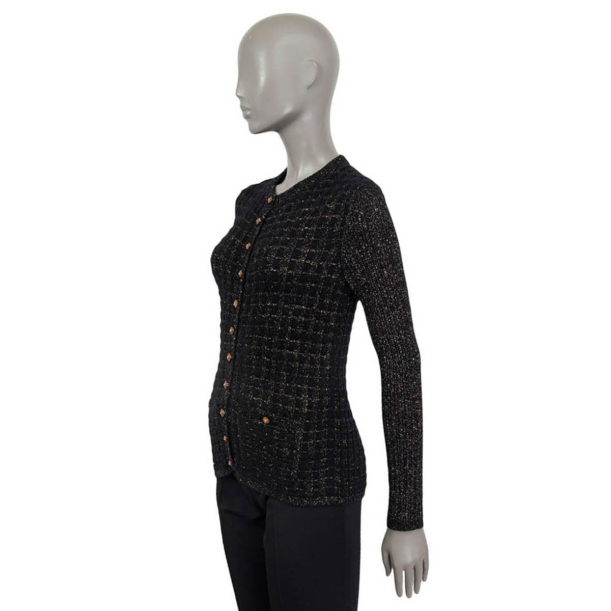 100% authentic Chanel Metiers d'Art 2017 Cosmopolite lurex cardigan in black and gold viscose (71%), polyester (24%), mohair (2%), nylon (2%) and wool (1%). Features long sleeves and two buttoned patch pockets on the front. Opens with eleven buttons
