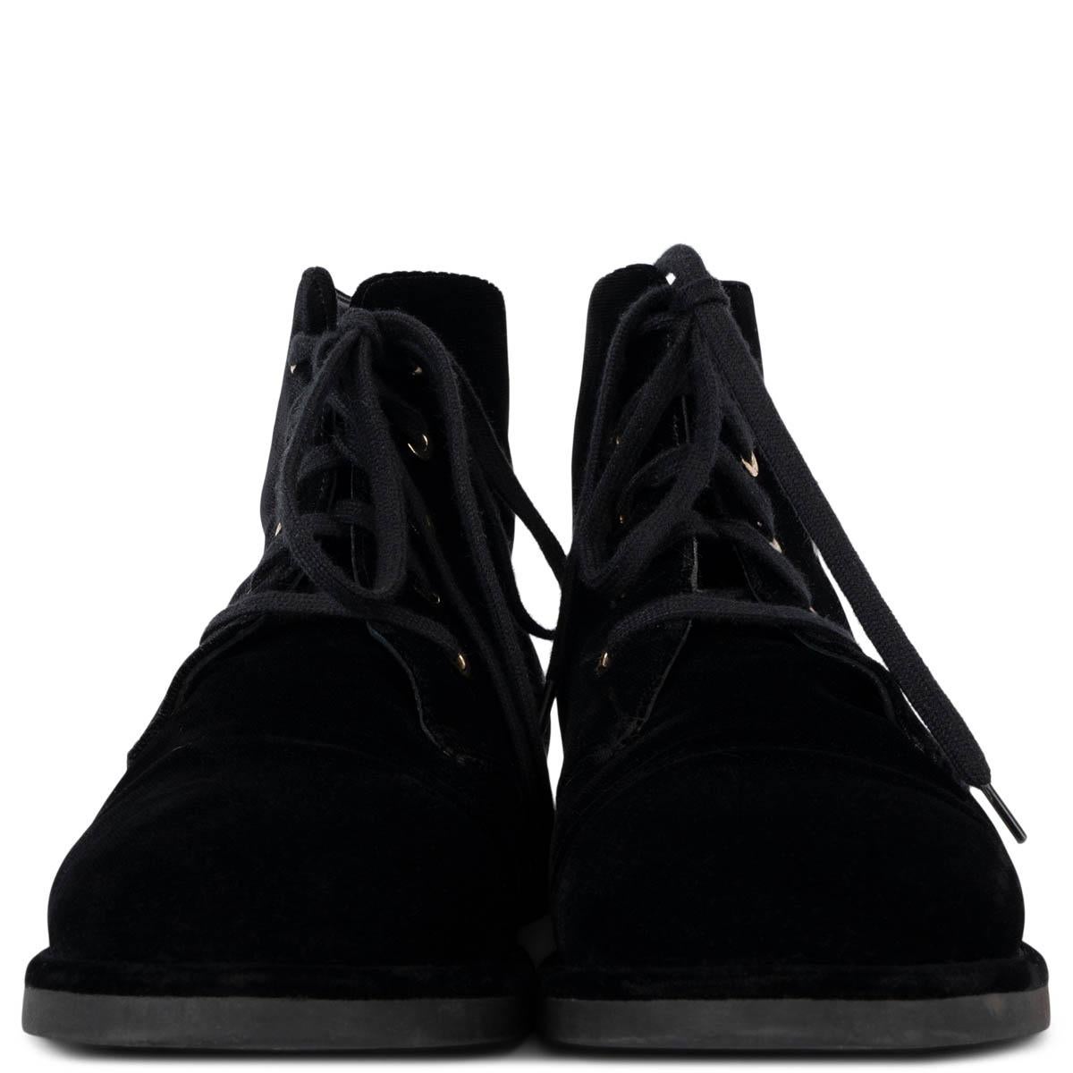 Botines con cordones 100% auténticos de Chanel en terciopelo negro con logotipo CC metálico texturizado en tono oro rosa y ojales. Se han usado y están en excelentes condiciones. 

2018 París-Hamburgo Metiers d'Art

Medidas
Modelo	18A G33127 X51369
