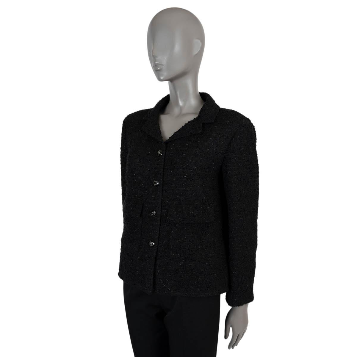 100% echte Chanel Lurex-Tweedjacke aus schwarzem Acryl (52%), Polyester (30%), Viskose (9%) und Polyamid (9%). Klassisches schwarzes Jäckchen mit Spitzrevers und zwei Pattentaschen in der Taille. Wird mit strassbesetzten CC-Knöpfen auf der