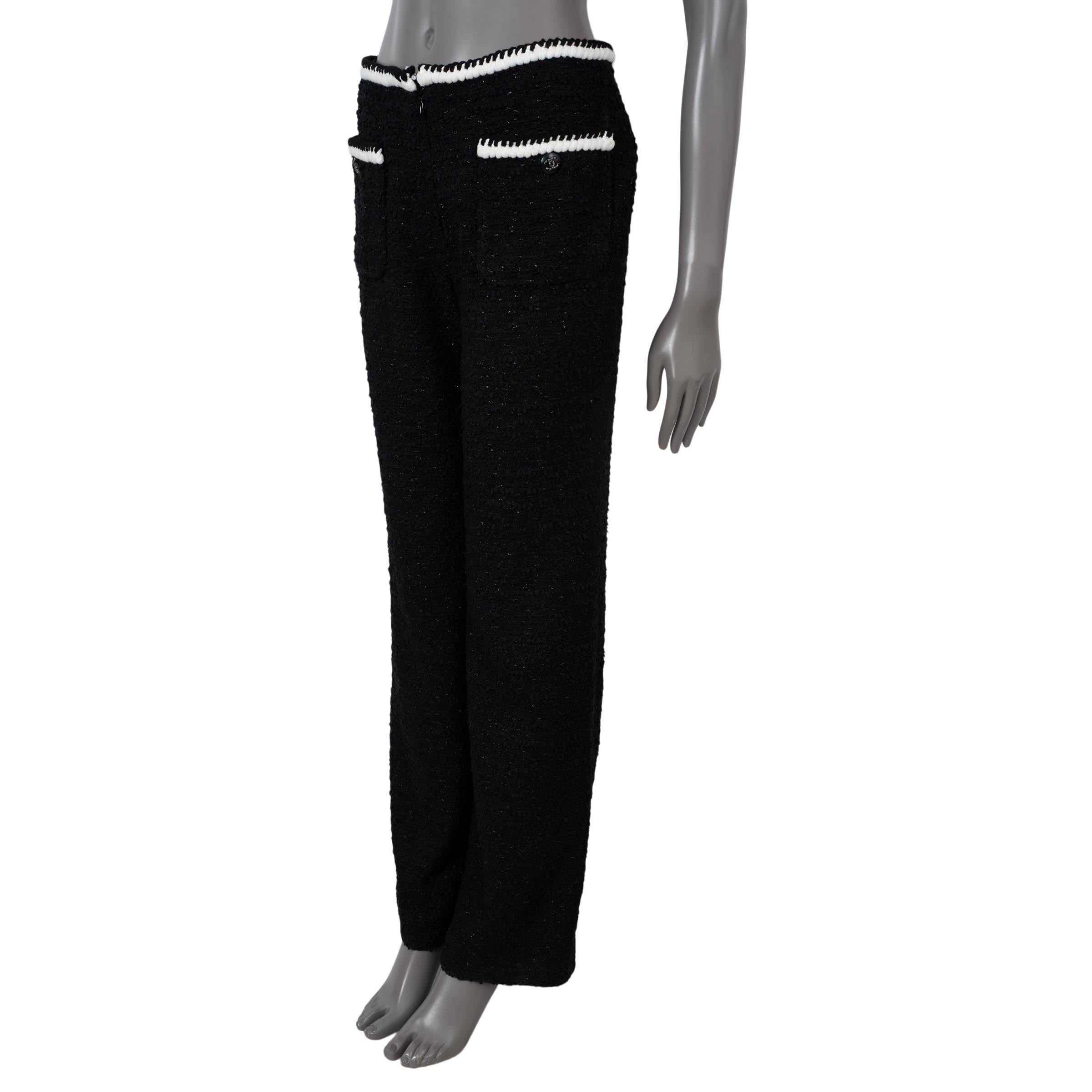 100% authentic Chanel lurex tweed pants in black acrylic (52%), polyester (30%), polyamide (9%) and viscose (9%). Features crochet trims in white and two buttoned patch pockets at the waist with crystal embellished CC buttons. Close with a concealed