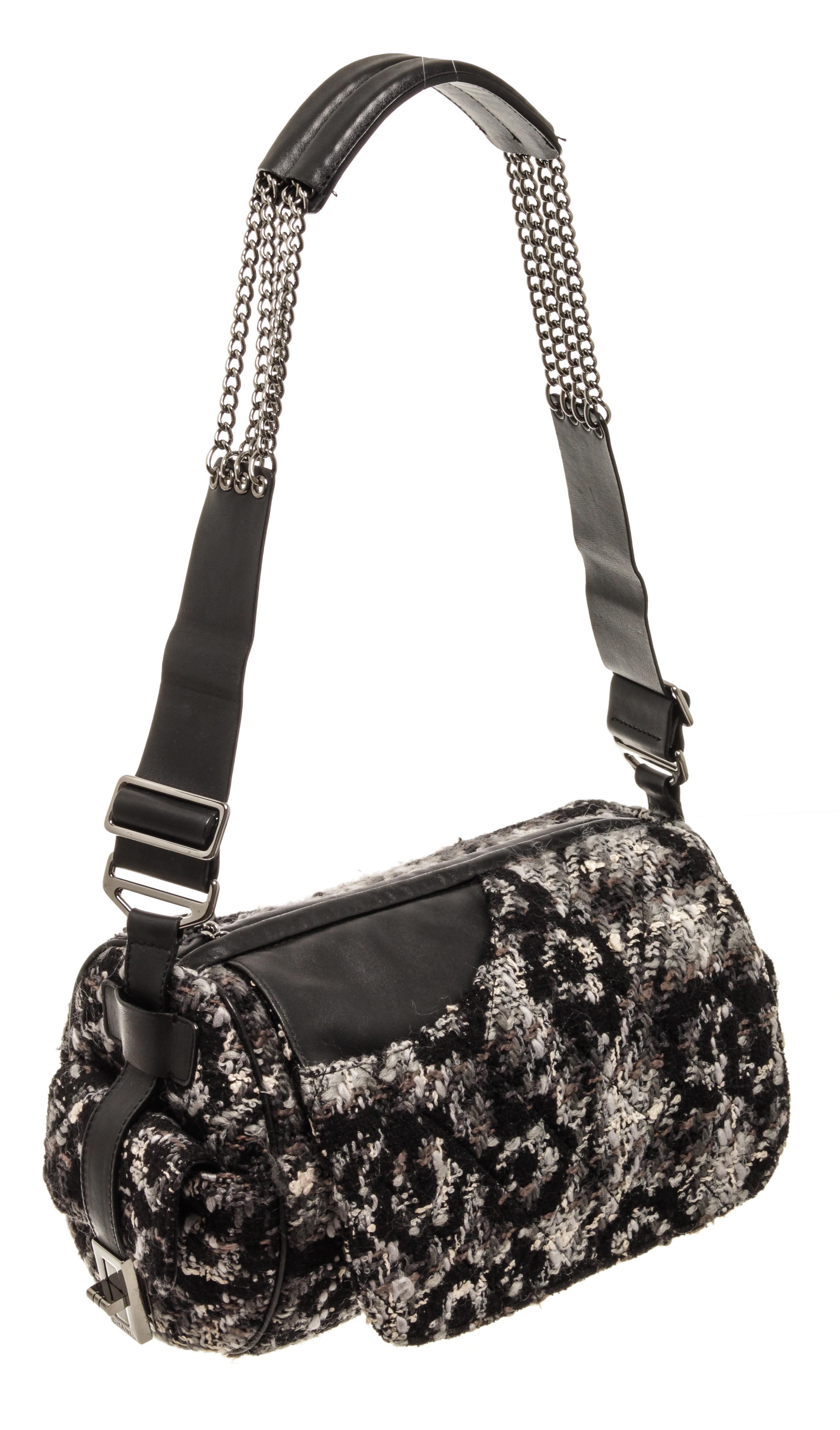 Women's Chanel Black 2.55 Tweed Chain Shoulder Bag For Sale
