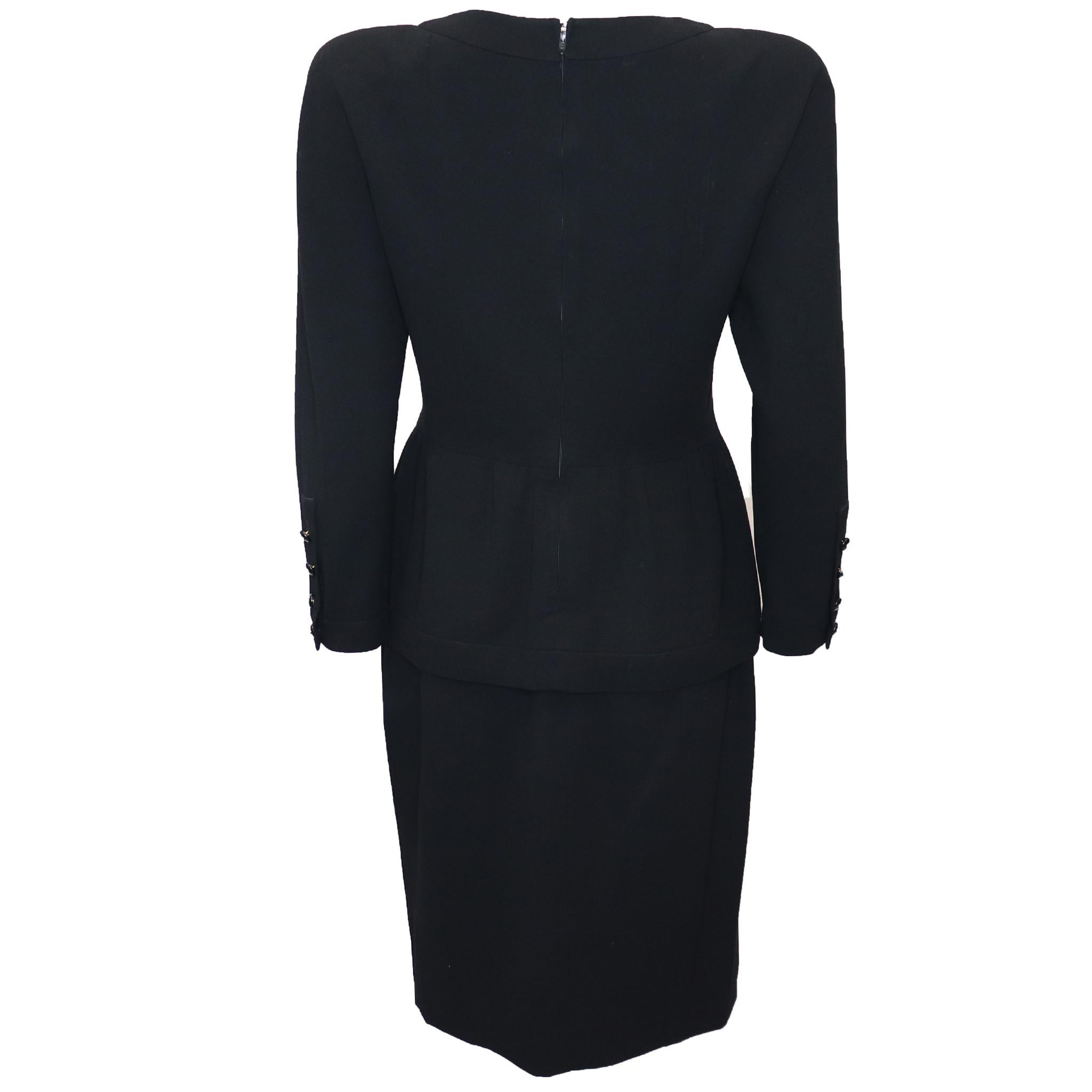 Chanel Nero 2PC Top con 2 tasche al petto e gonna Circa anni '90 In condizioni ottime in vendita a Los Angeles, CA