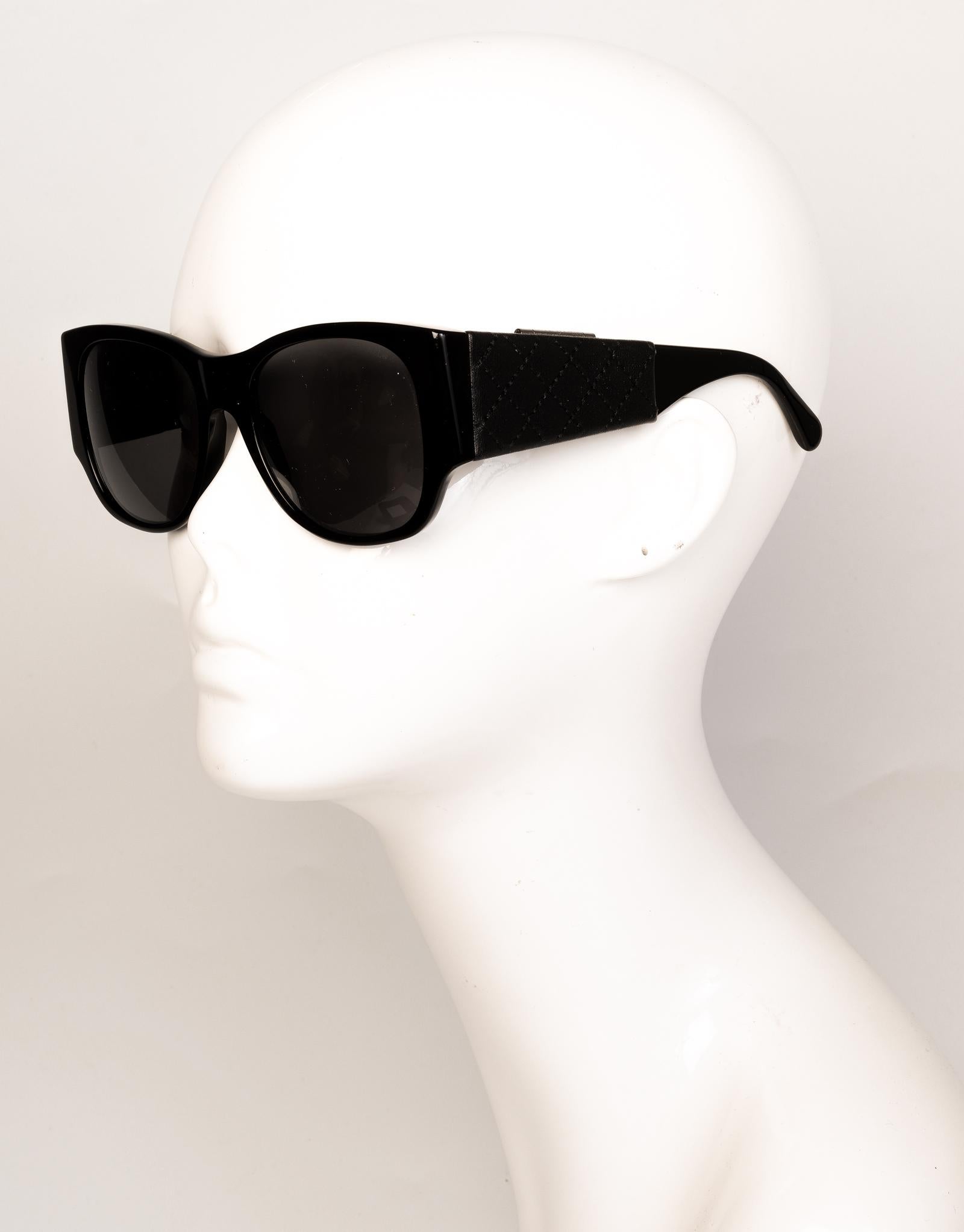 Chanel Black 5202 Q Leather Side Mirror Sunglasses In Good Condition For Sale In Montreal, Quebec