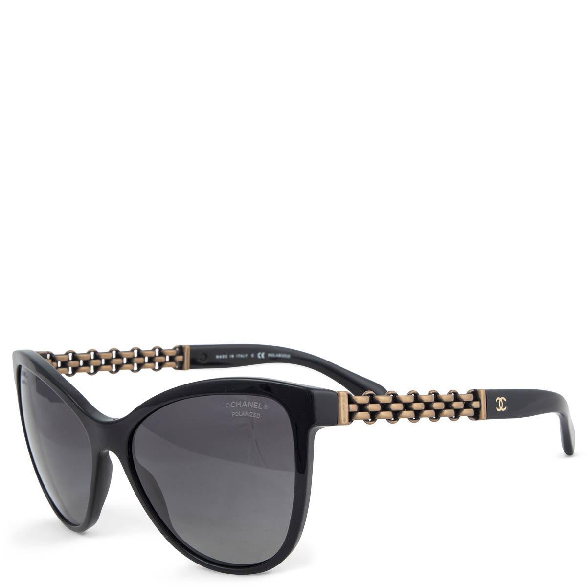 100% authentische Chanel C501/S8 Cat-Eye-Sonnenbrille aus schwarzem Acetat mit grauen Verlaufsgläsern und antiken goldfarbenen Kettendetails an den Bügeln. Sie wurden getragen und sind in ausgezeichnetem Zustand. 

Messungen
Modell	C501/S8