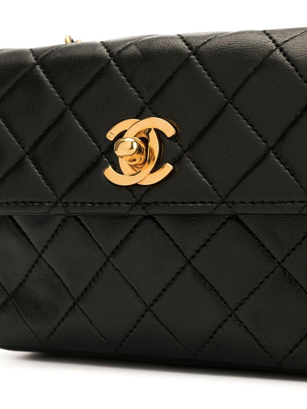 Mini borsa a tracolla in pelle d'agnello Chanel nera anni '80 in vendita 1